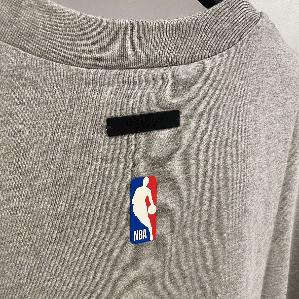 Essentials × NBA Fear of God Essentials x NBA Bulls Tee Warm Heather Size US XS / EU 42 / 0 - 3 Thumbnail