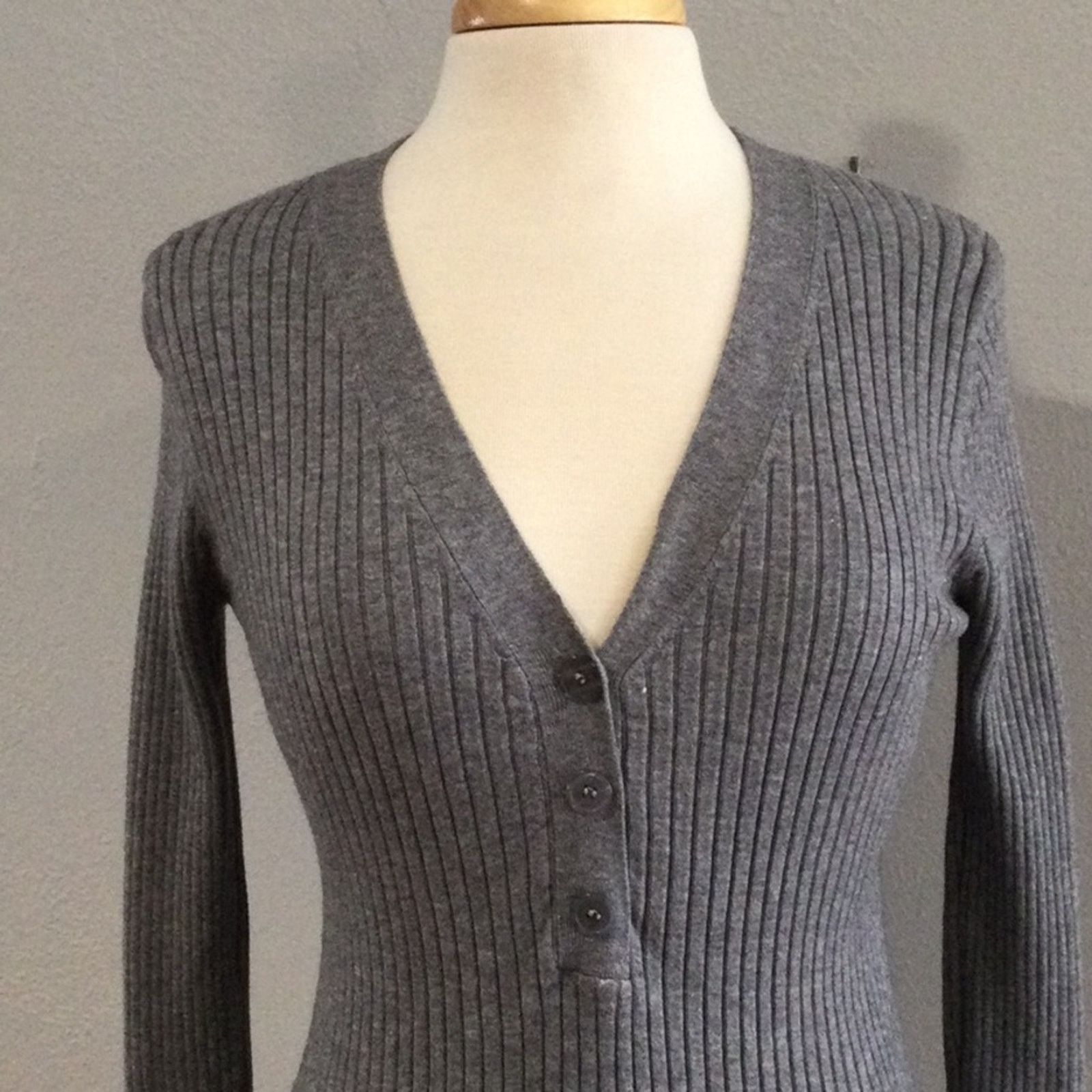 Other Lulus Gray V-Neck Rib Knit L/S 3 Button Bodycon Top Size M Size M / US 6-8 / IT 42-44 - 2 Thumbnail