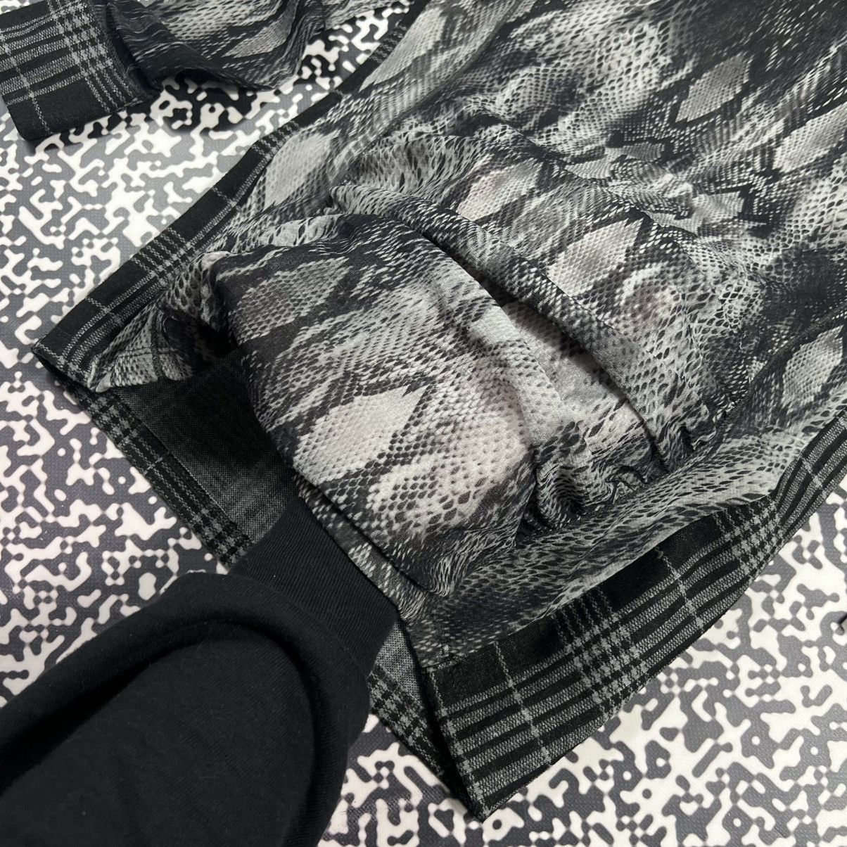 Japanese Brand Vintage Y2K Marc Aurel Snake Retro Mesh Longsleeve Size XL / US 12-14 / IT 48-50 - 14 Thumbnail