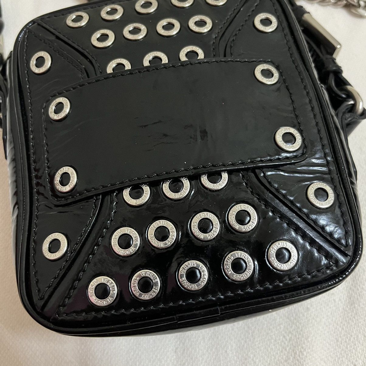 Versus Versace × Vintage Authentic Versus Versace Vernis Leather Chain Style Slingbag Size ONE SIZE - 5 Thumbnail