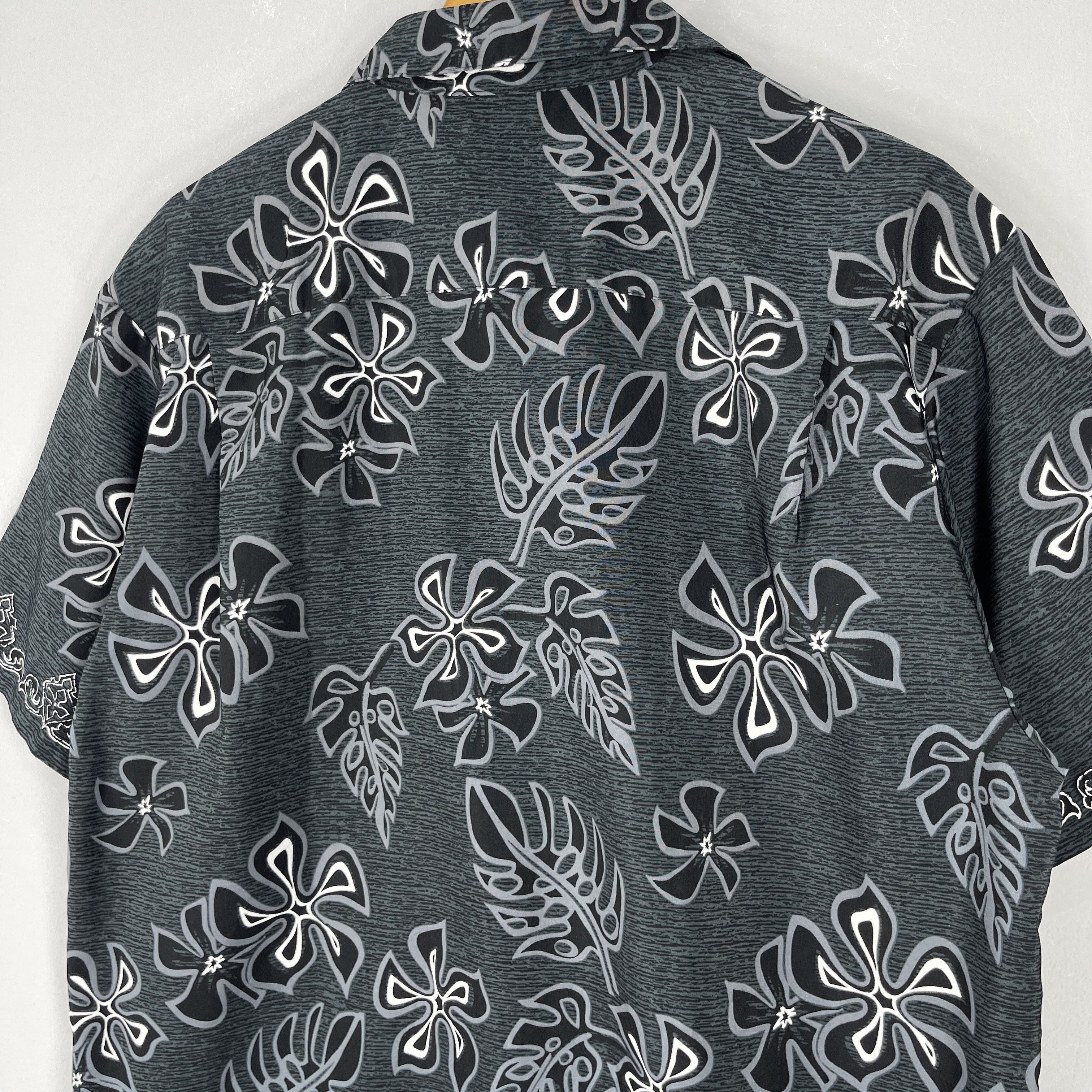 Vintage Vintage Y2K Monochromatic Floral Polyester Hawaiian Shirt Size US L / EU 52-54 / 3 - 7 Thumbnail