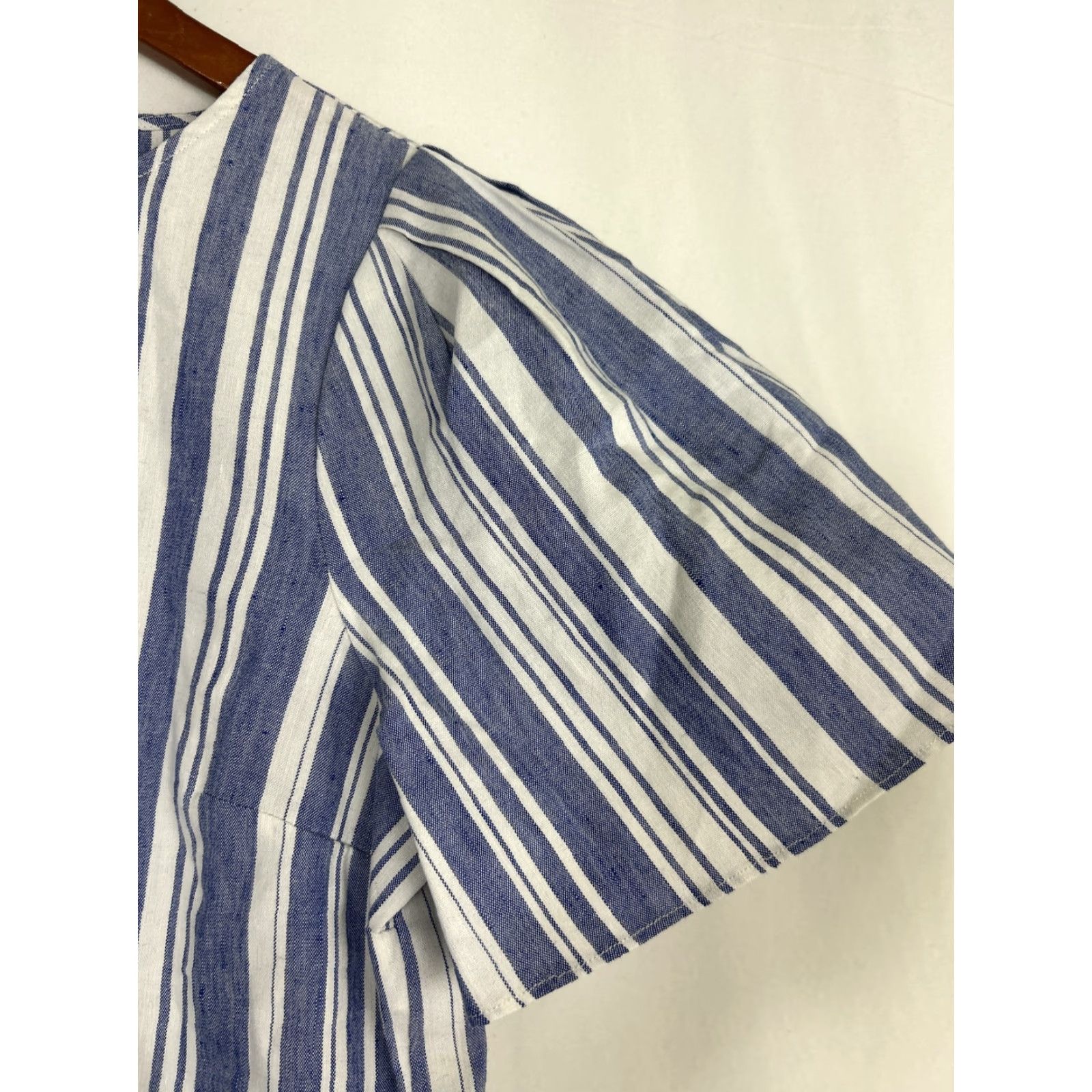 Vintage CAbi Blouse Shirt Striped Wing Tunic Top Short Sleeve Size S Blue White Linen Seersucker Keyhole Button Casual Vintage No N/A (remove N/A) Size S / US 4 / IT 40 - 4 Thumbnail