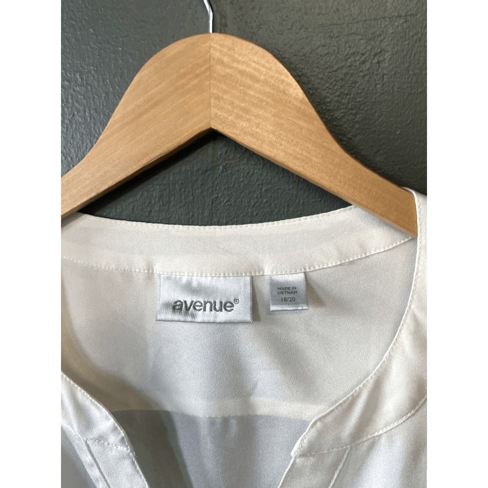 Avenue Avenue Womens White Long Sleeve Sheer Button-Up Shirt 18/20 Plus Size White/Sheer Button-Up Shirt Women Adults Plus Size 18/20 Size XXL / US 16-18 / IT 52-54 - 3 Thumbnail