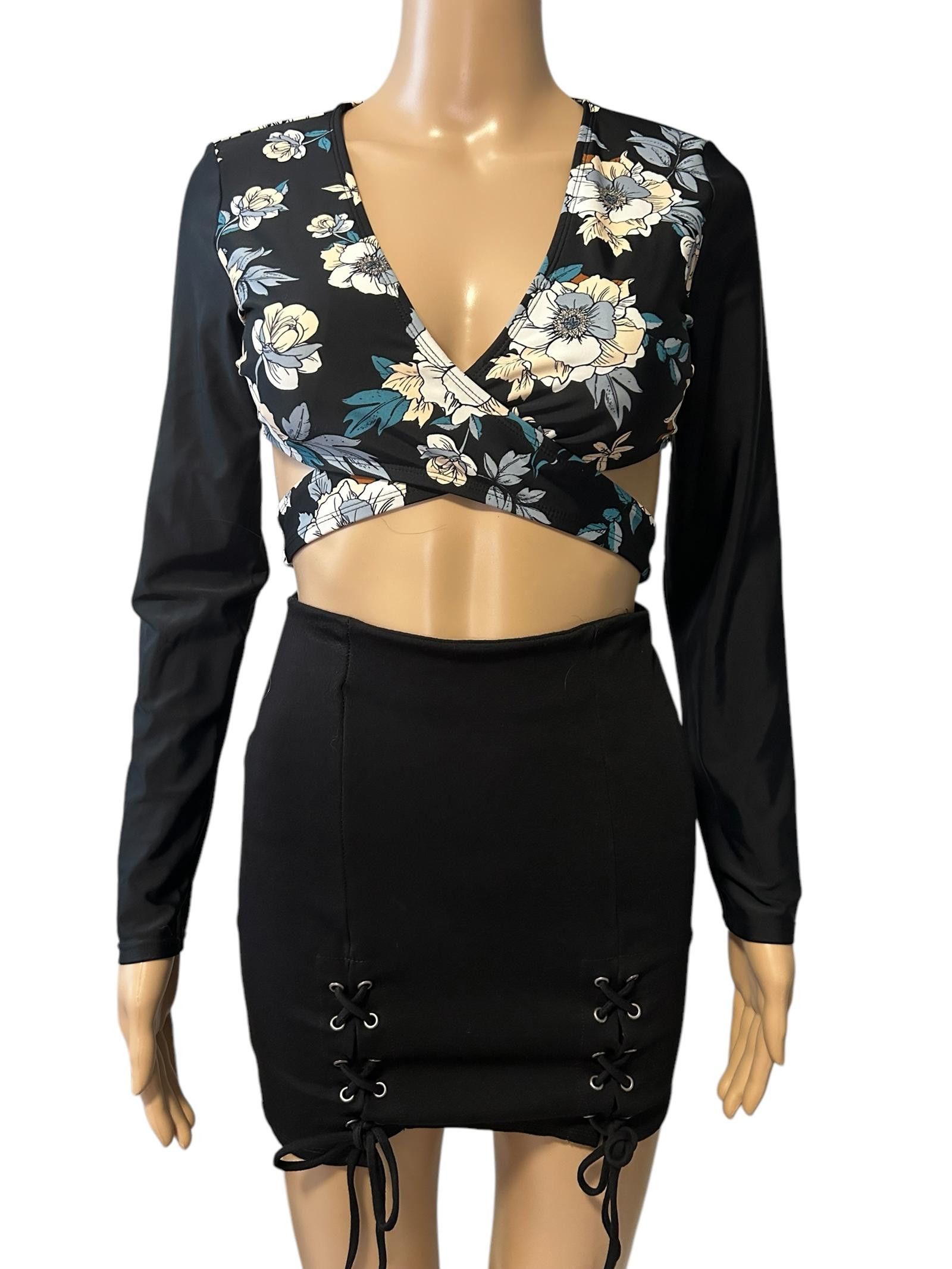 Designer Floral Cut-Out Crop Top Size S / US 4 / IT 40 - 1 Thumbnail
