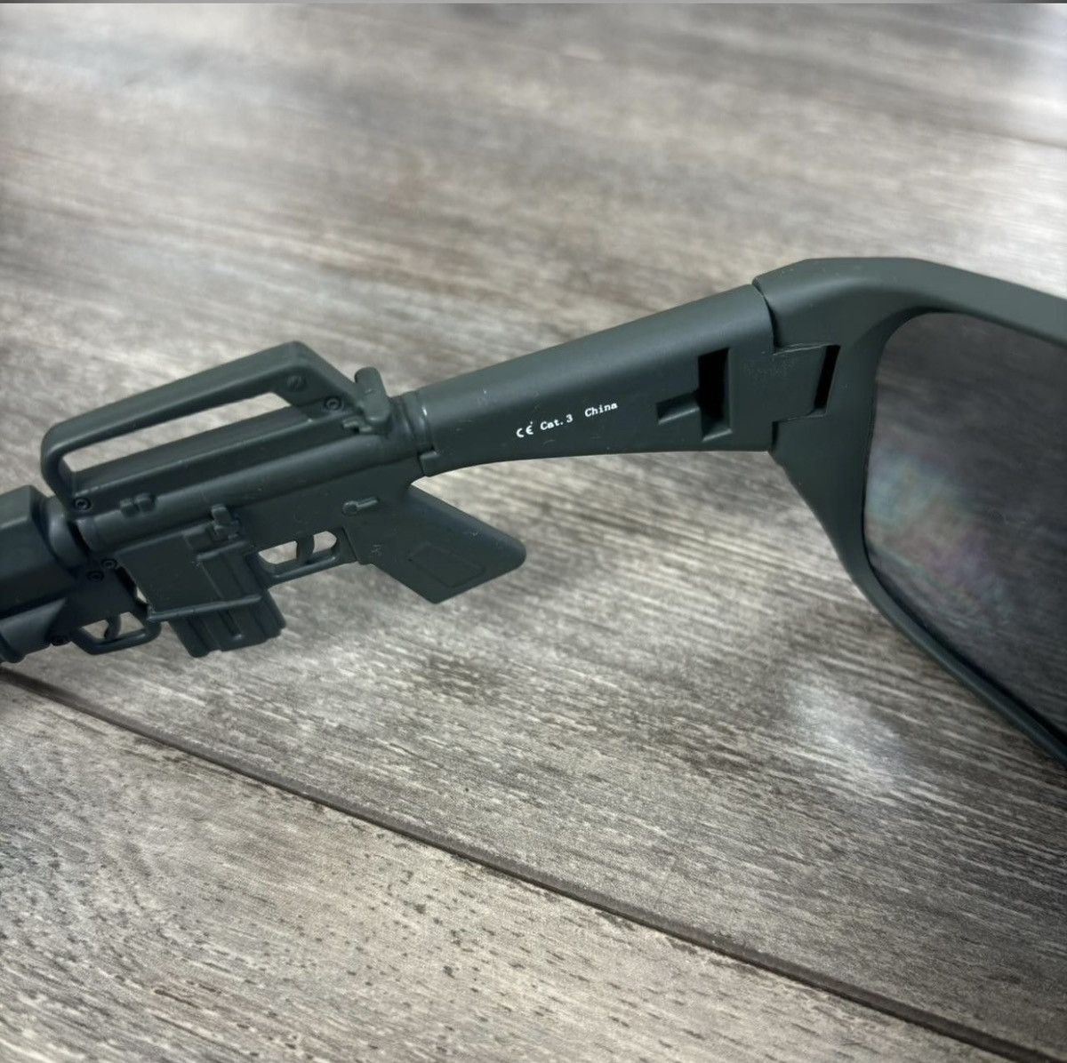 Jeremy Scott × Linda Farrow JEREMY SCOTT M16 MILITARY STYLE KHAKI SUNGLASSES Size ONE SIZE - 3 Thumbnail