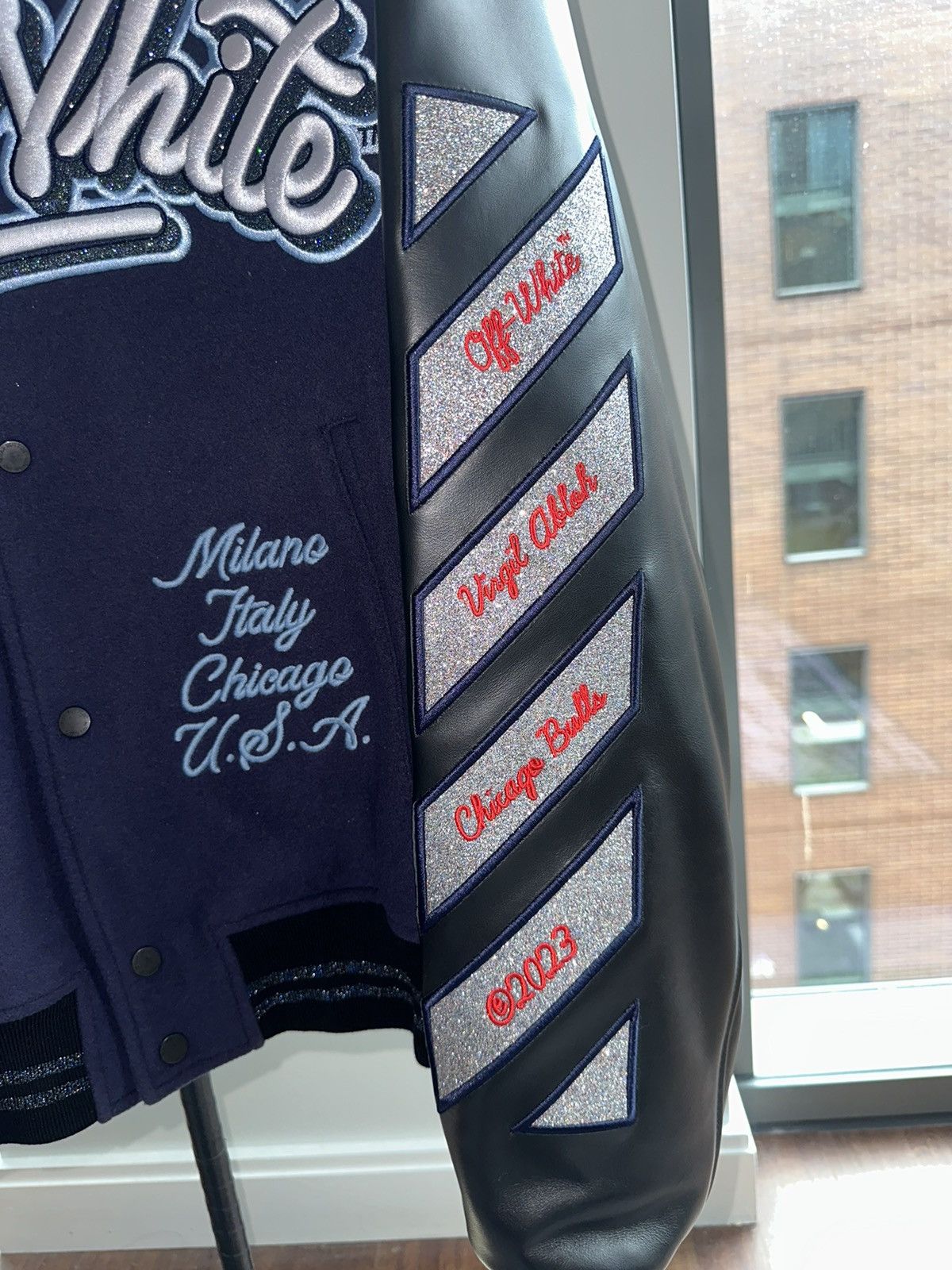 Off-White Off White x Chicago Bulls Varsity Leather Jacket Size US XL / EU 56 / 4 - 3 Thumbnail