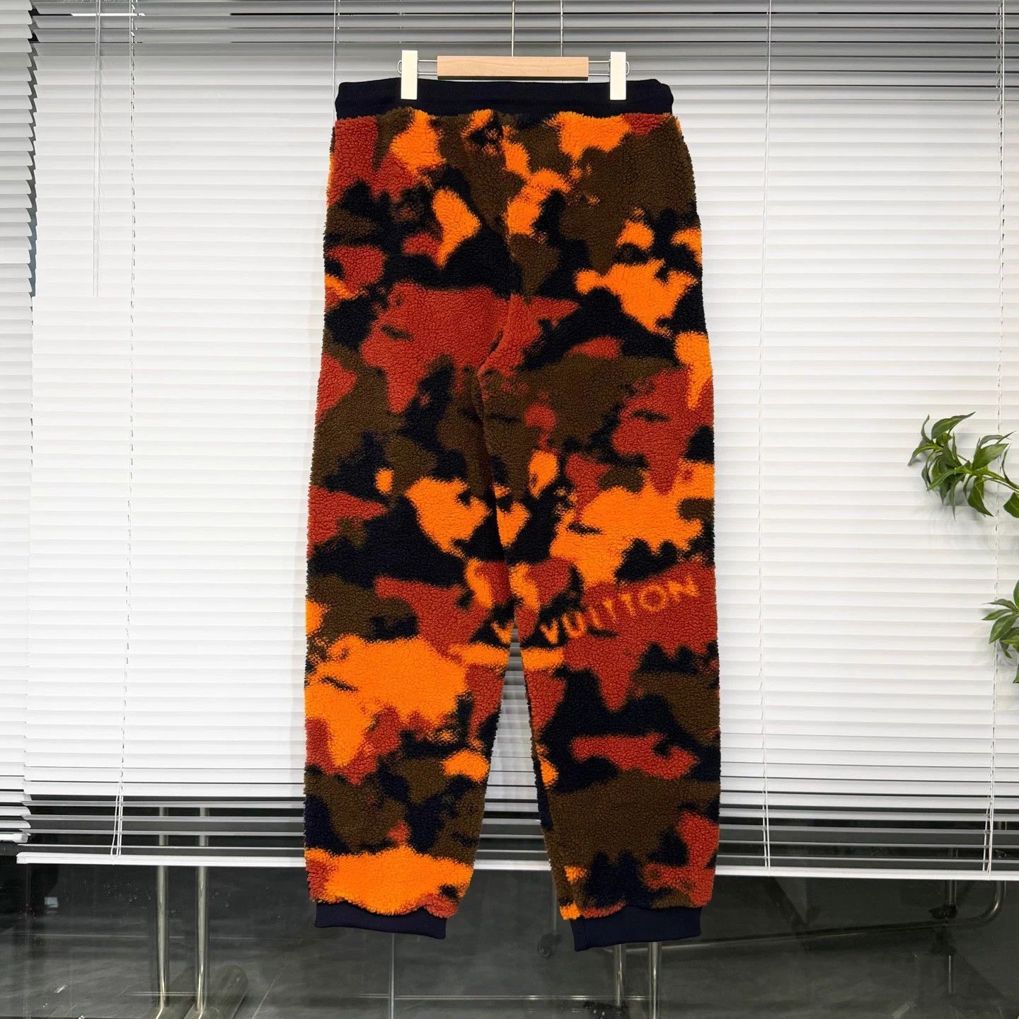 Louis Vuitton LV Teddy Fleece Gradient Print Drawstring Joggers XL Orange Size US 42 / EU 58 - 2 Thumbnail