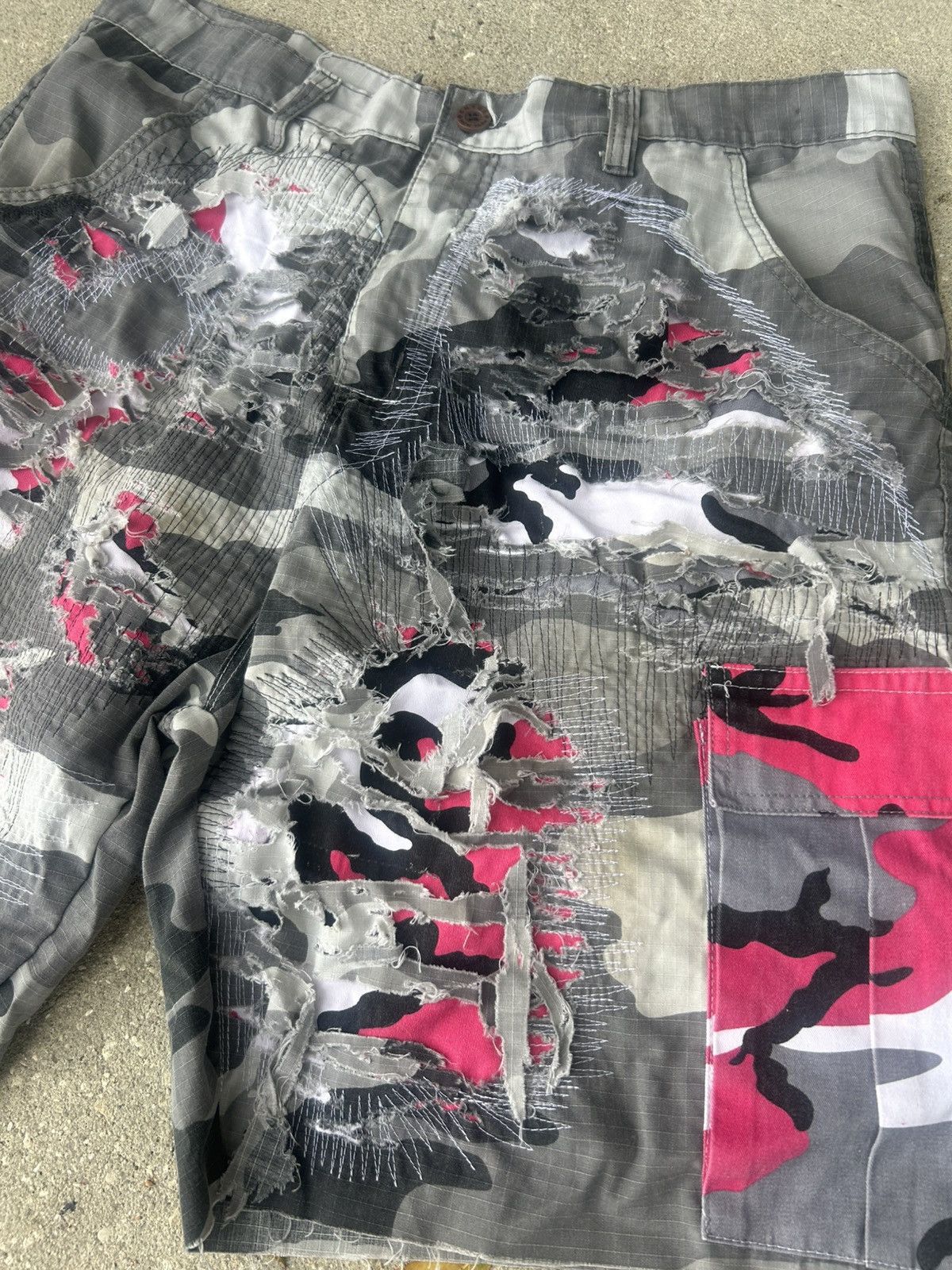 Other 1/1 Your World distressed repaired snow camo 8 pocket cargos Size US 42 / EU 58 - 2 Thumbnail