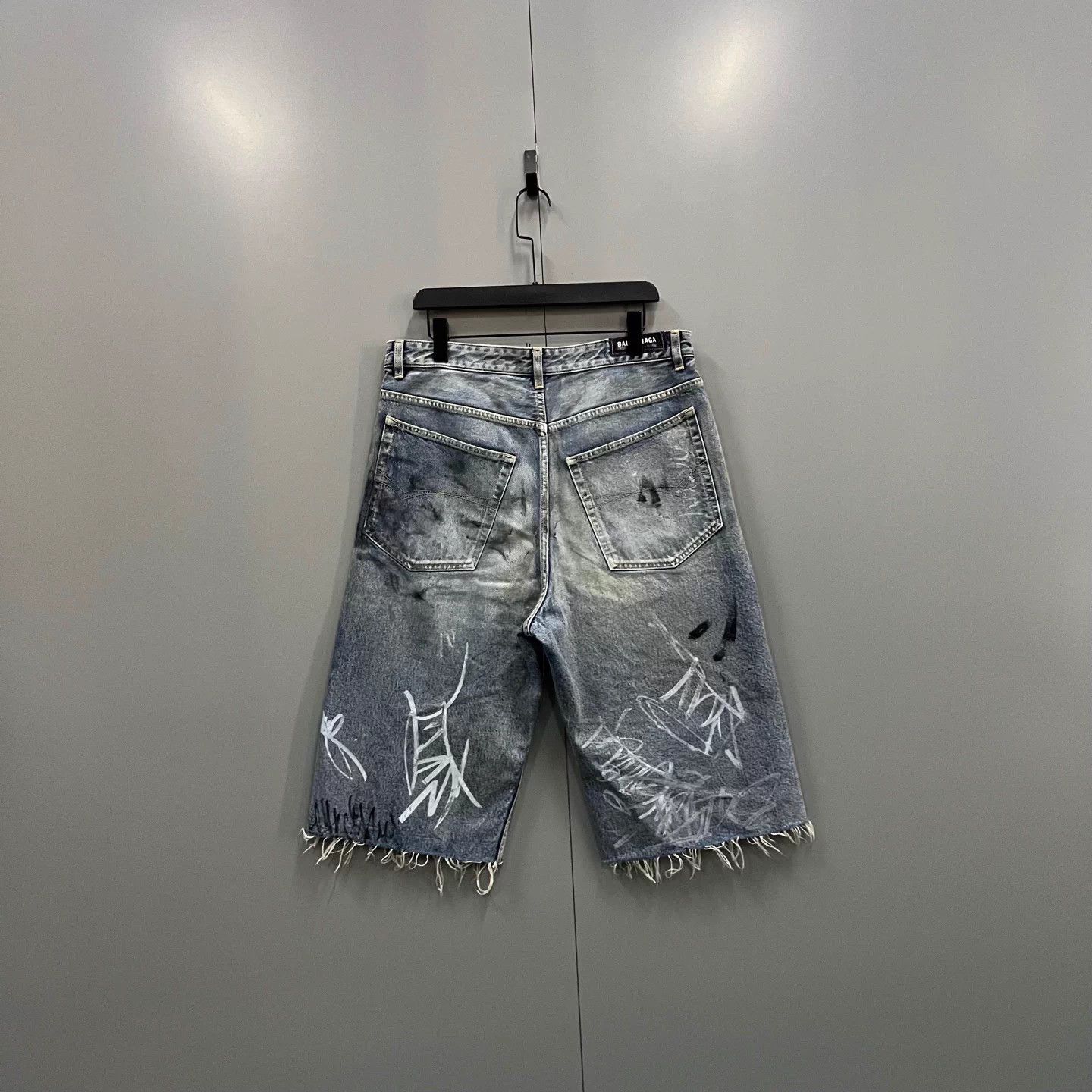 Balenciaga Balenciaga Graffiti Distressed Denim Shorts S Size US 27 - 2 Thumbnail