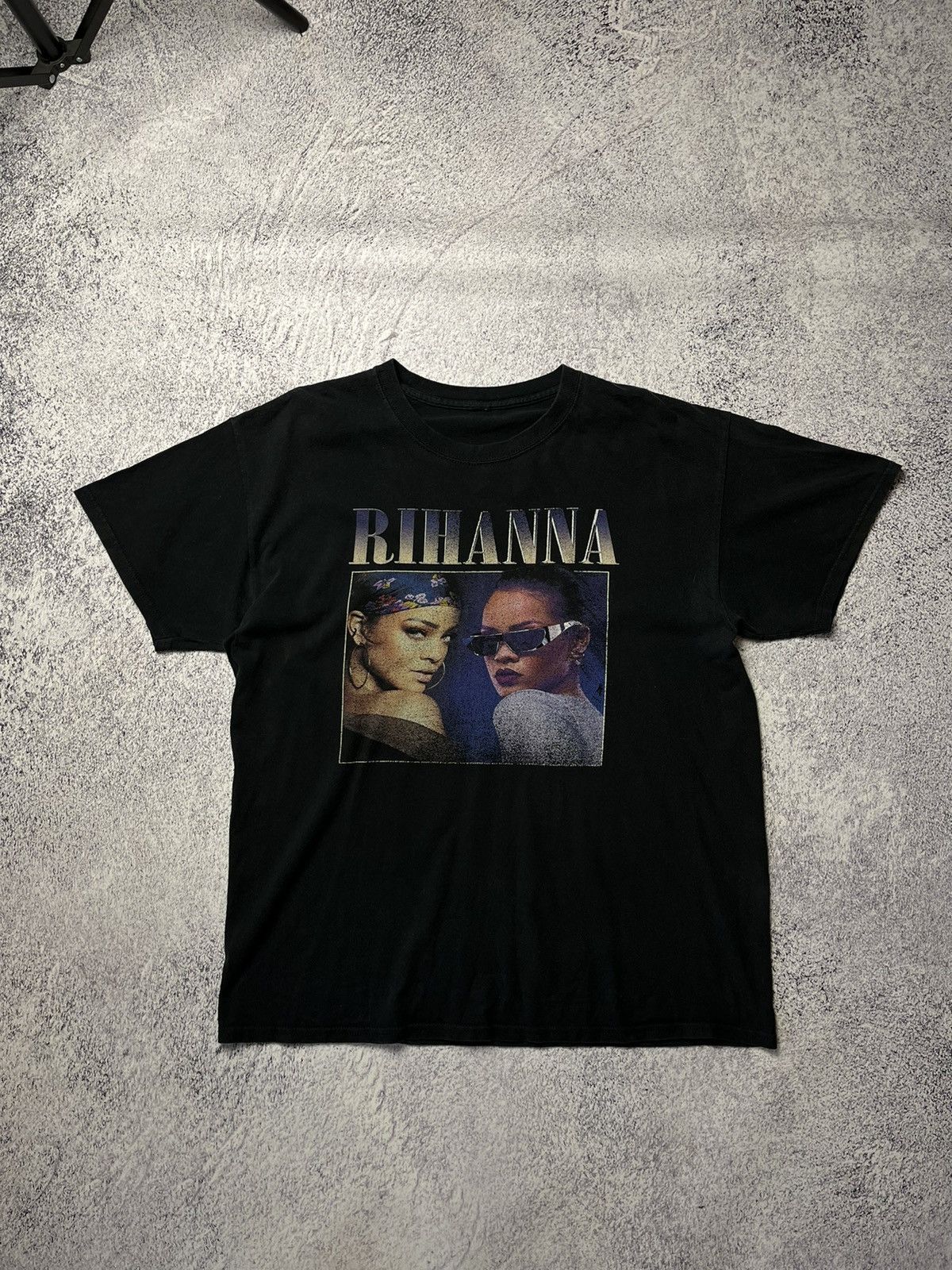 Band Tees Rihanna Vintage big logo Gildan band tee shirt Size US M / EU 48-50 / 2 - 1 Thumbnail