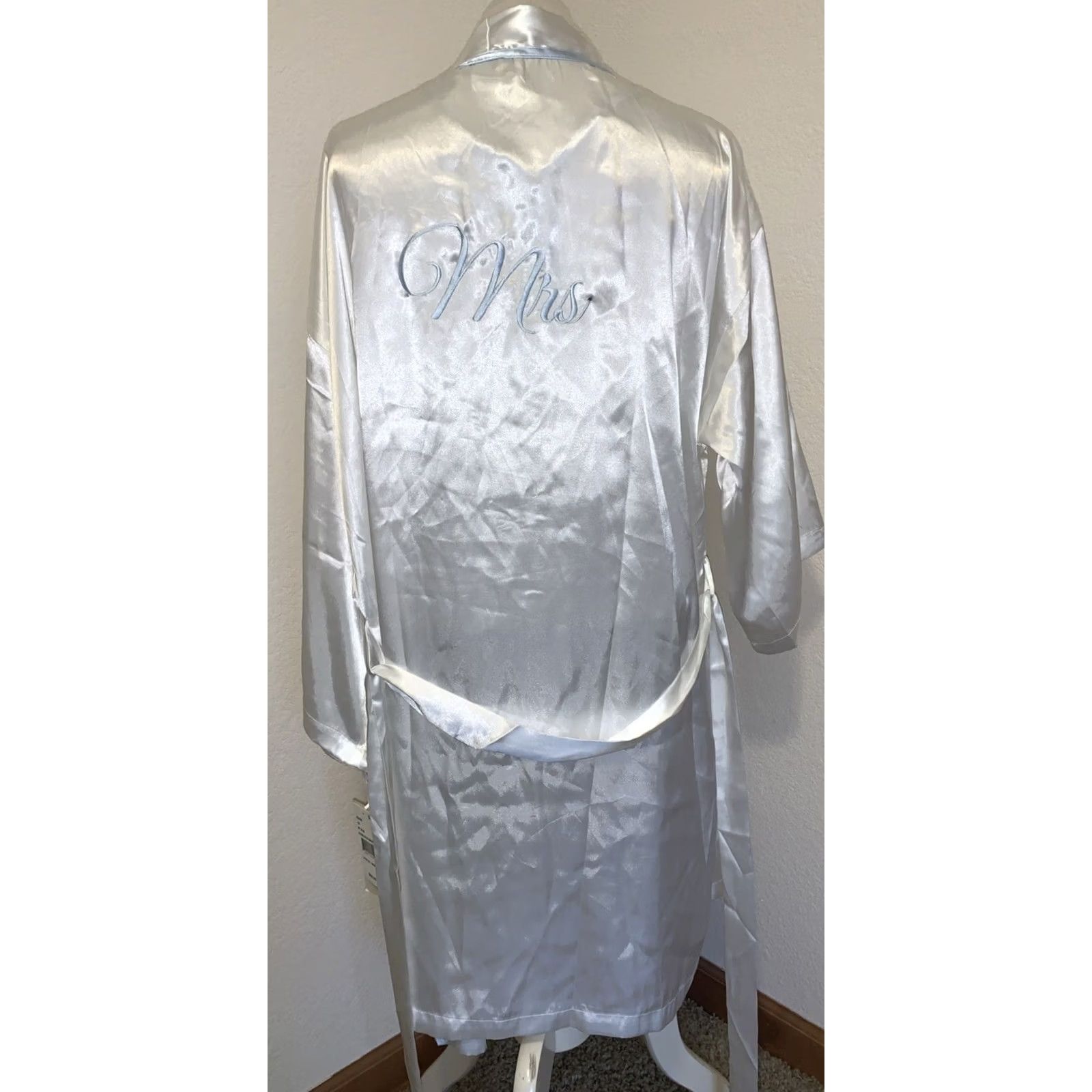 Vintage Linea Donatella Robe Nightie SET Ivory Satin Wrap Belted Embroidered 2-piece MRS Women's L Adjustable straps NWT Size ONE SIZE - 2 Thumbnail