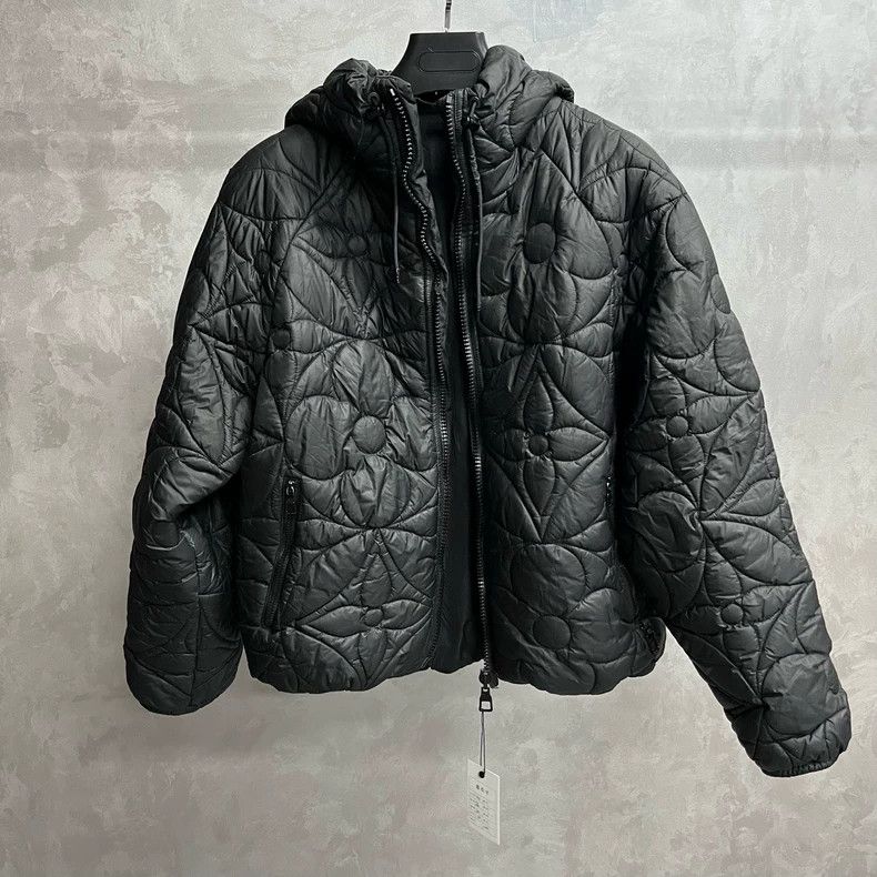 Louis Vuitton Louis Vuitton Black floral quilted down jacket Size US M / EU 48-50 / 2 - 1 Thumbnail