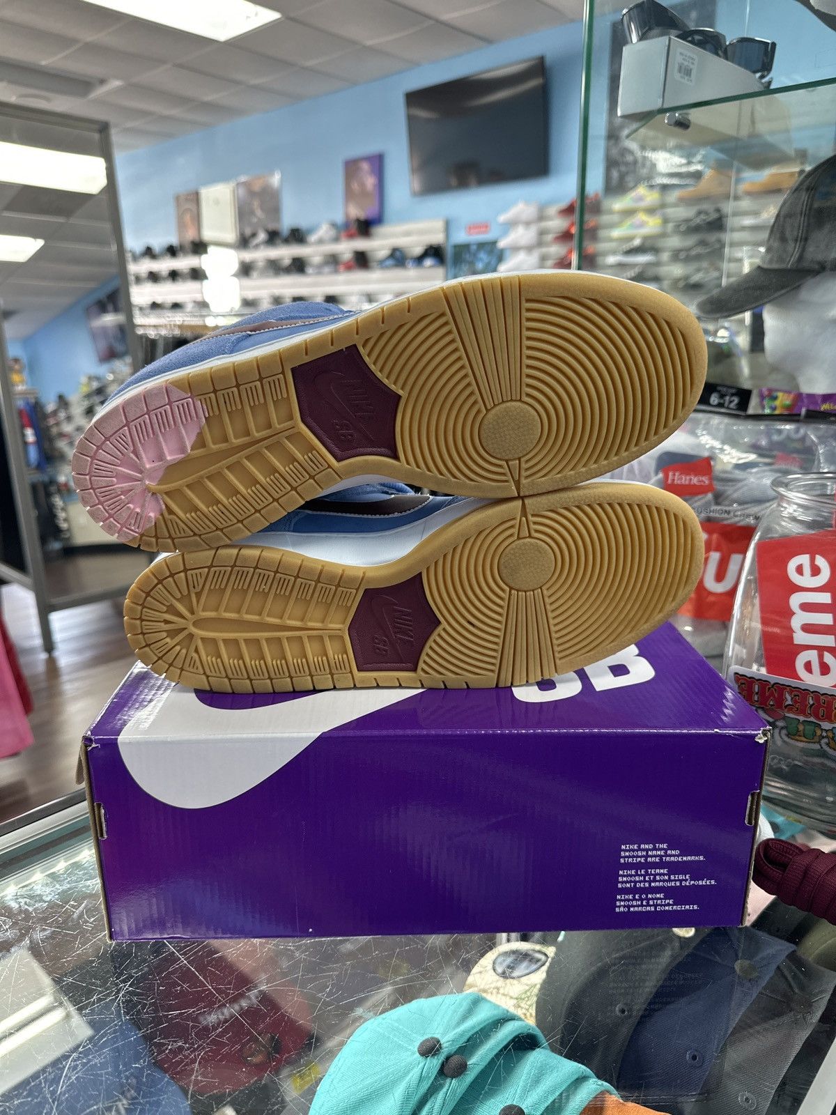 Nike SB Nike SB Dunk Low Phillies Size US 12 / EU 45 - 6 Thumbnail