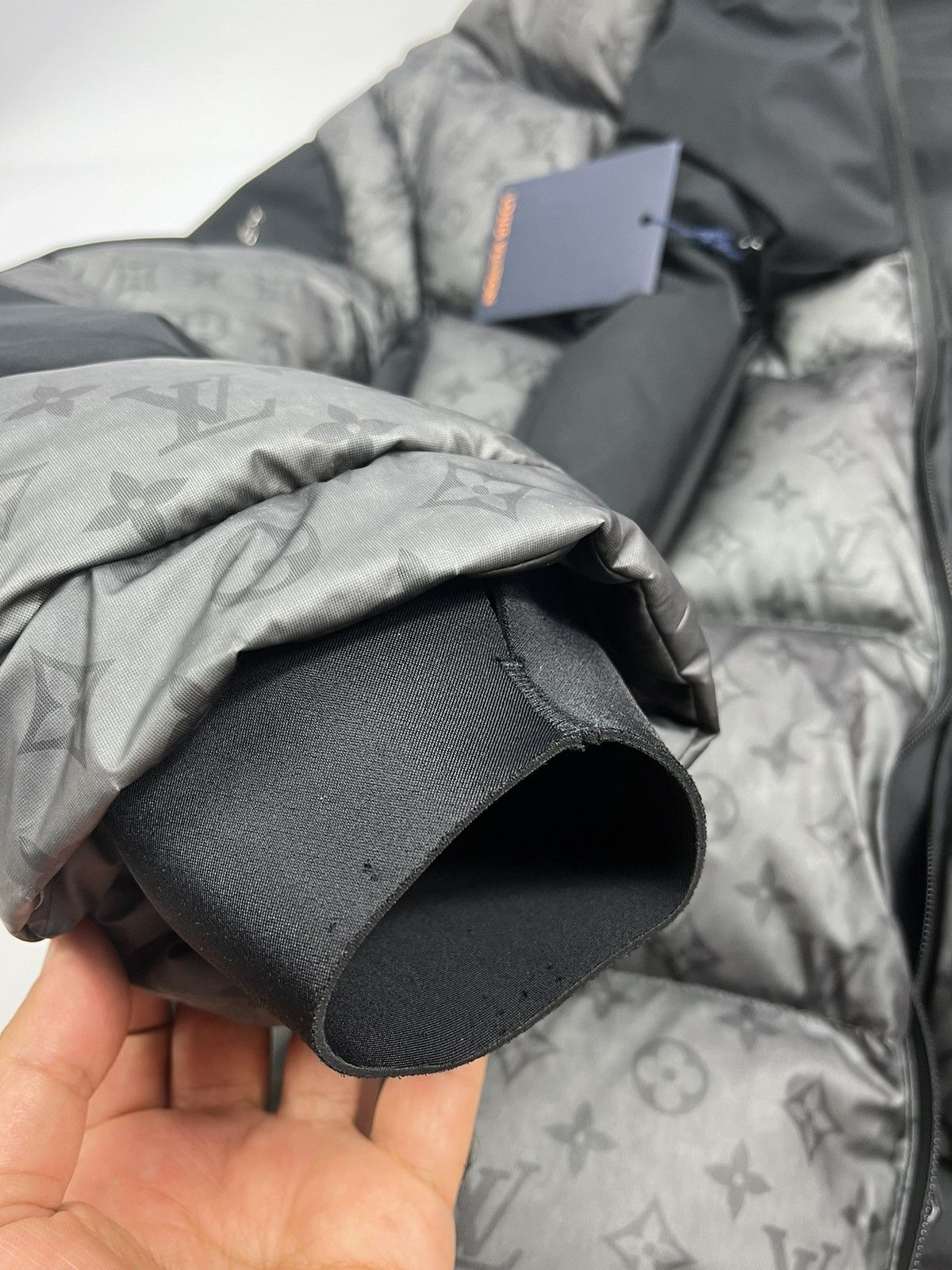 Louis Vuitton 2054 Heat & water sensitive technical puffer ski jacket Size US XL / EU 56 / 4 - 16 Thumbnail
