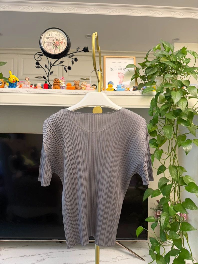 Issey Miyake Issey Miyake size:3 Grey pleated short-sleeved shirt Size XS / US 0-2 / IT 36-38 - 4 Thumbnail