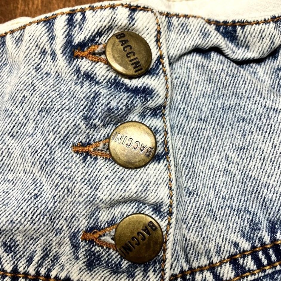 Vintage VINTAGE Baccini Acid Wash Pleated Jean Mini Skirt Button Front Bow Detail Size 11/12 90s Womens Size 32" / US 10 / IT 46 - 5 Thumbnail