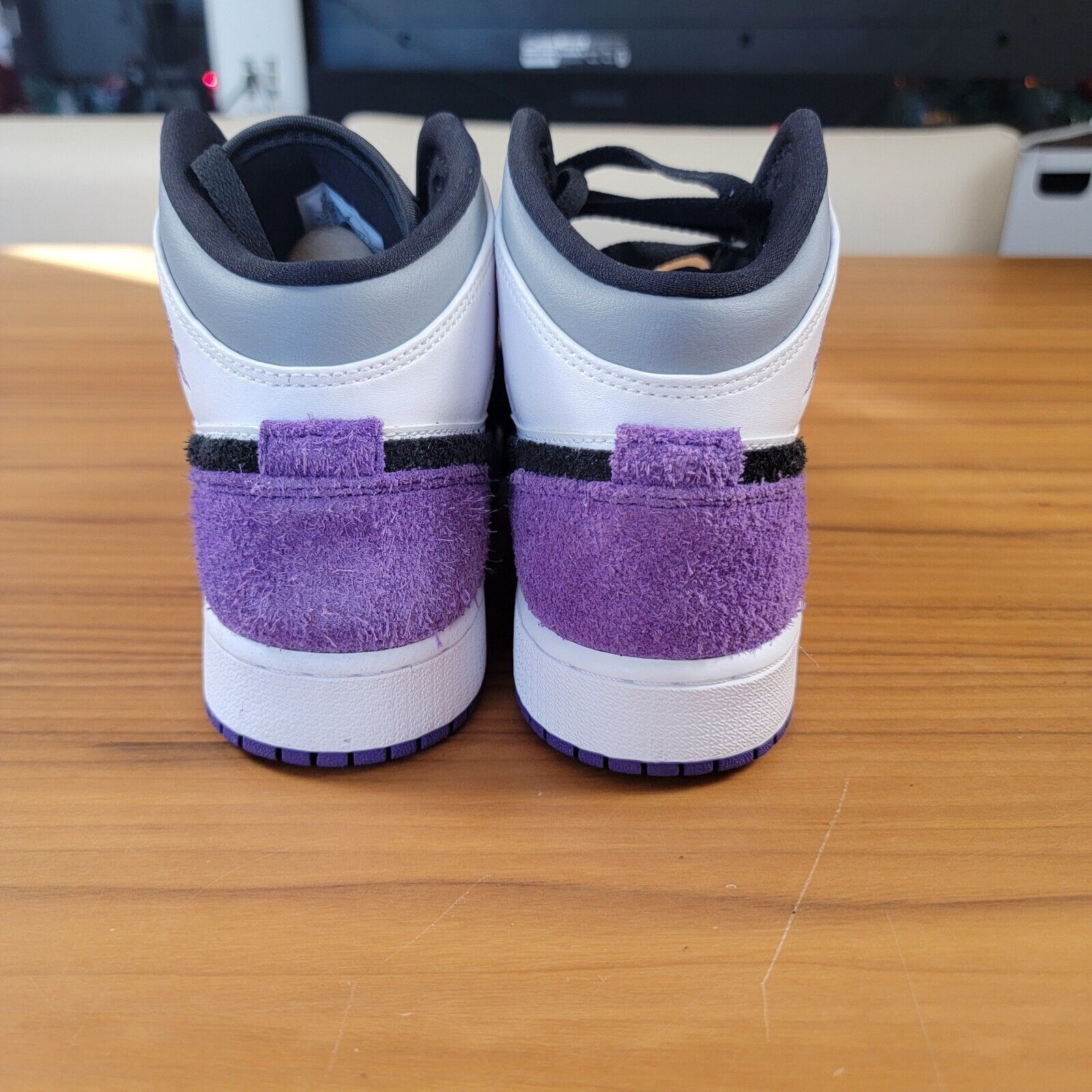 Jordan Brand Air Jordan 1 Mid SE GS 'Varsity Purple' Sz 6Y BQ6931-105 Size US 6 / EU 39 - 3 Thumbnail