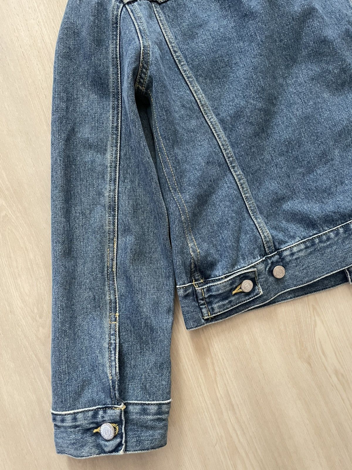 Tommy Hilfiger VTG Y2K Tommy Hilfiger Trucker Denim Jacket Sz L Size L / US 10 / IT 46 - 8 Thumbnail