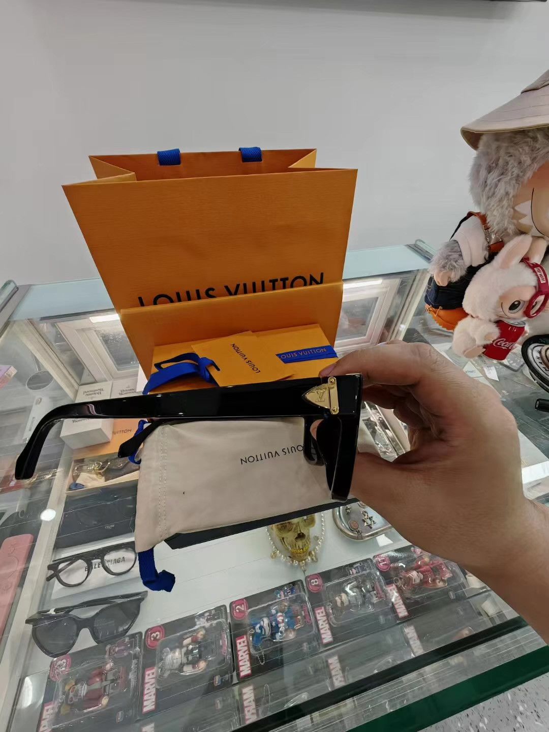 Louis Vuitton LOUIS VUITTON Square Simple Logo Sunglasses Q15 Size ONE SIZE - 3 Thumbnail