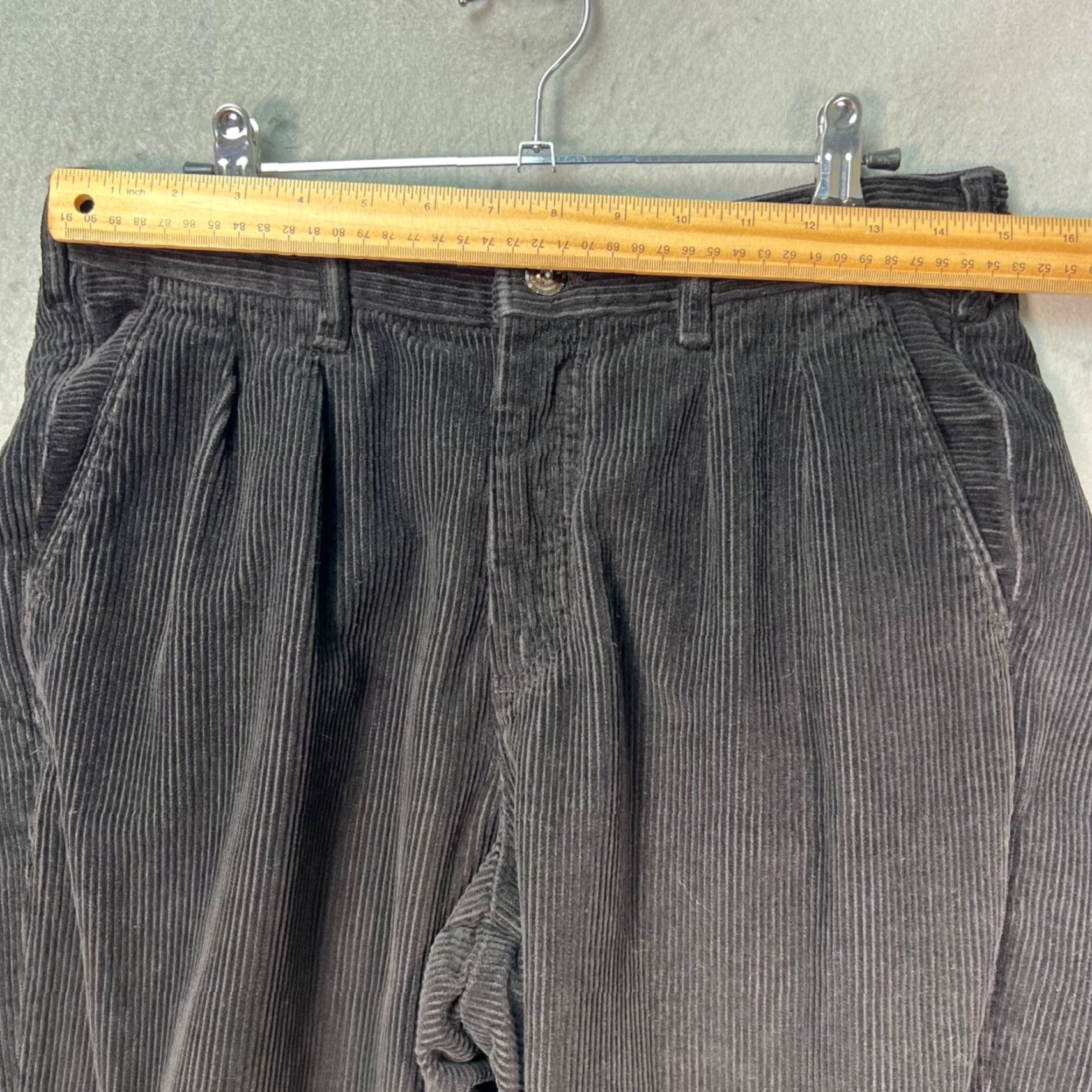 Zara Zara Mens Pants Black Corduroy Pleated Trousers Tapered Leg Chino Pants Casual Size 30 Regular Front Pleated Pocket Slash Pocket Inseam 26 in Mens Size US 30 / EU 46 - 4 Thumbnail