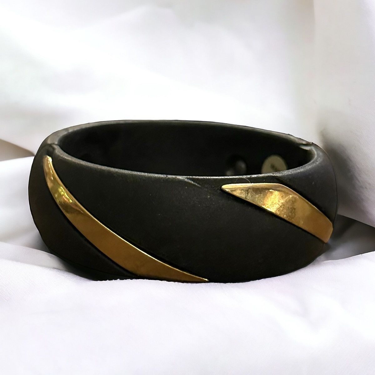 Vintage Vintage black & metallic gold lucite hinged bangle bracelet Size ONE SIZE - 1 Thumbnail