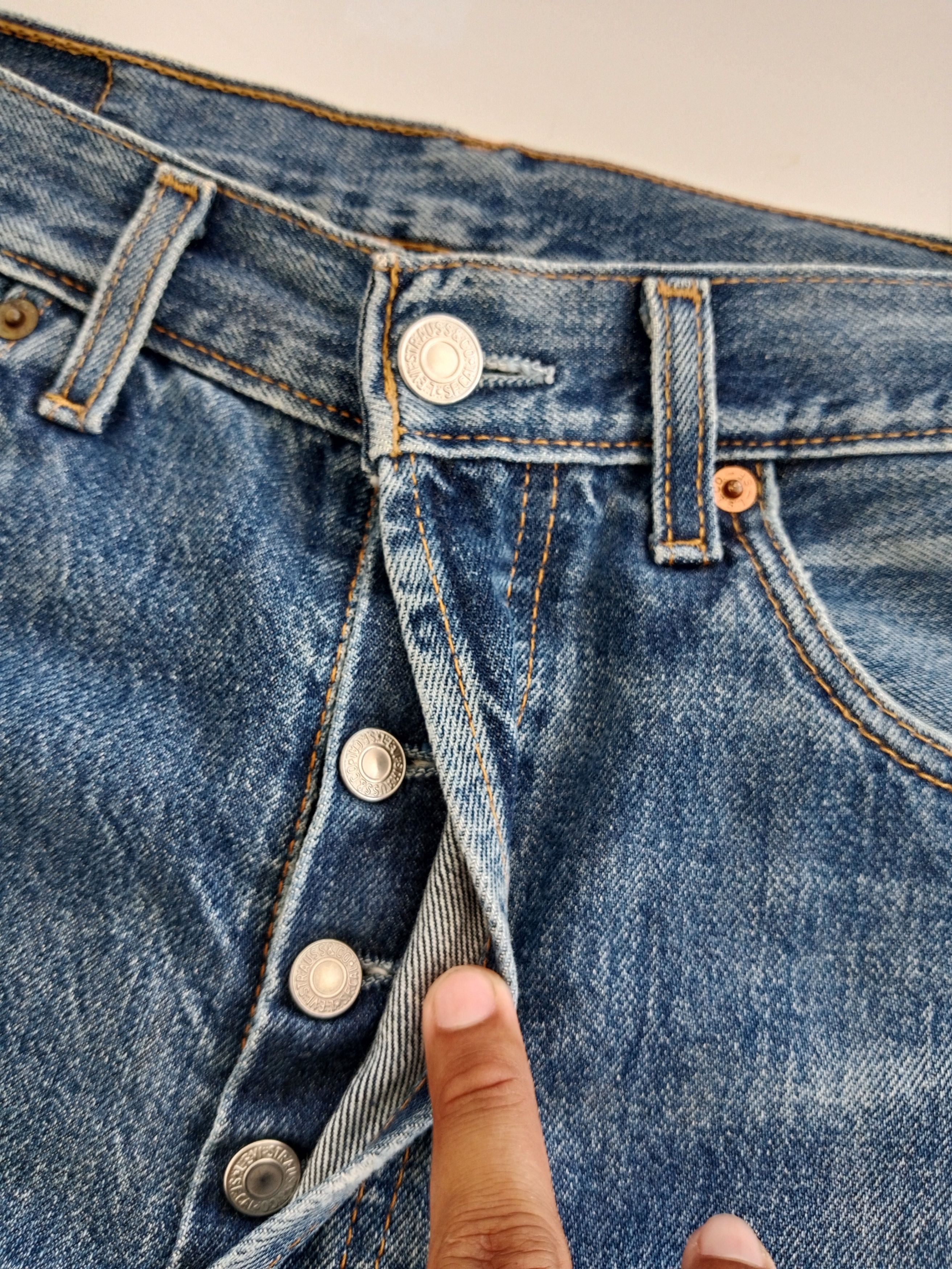 Levi's Vintage Clothing Vintage LEVIS 501 Distressed Jean's Blue Denim Made in UK Size US 31 - 8 Thumbnail