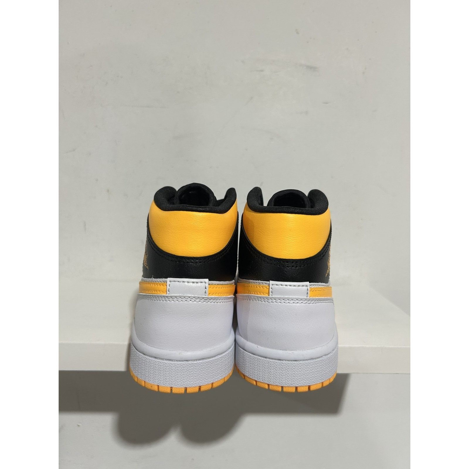 Nike JORDAN 1 MID LASER ORANGE BLACK SIZE 6W (4.5MENS) Size US 6 / IT 36 - 4 Thumbnail