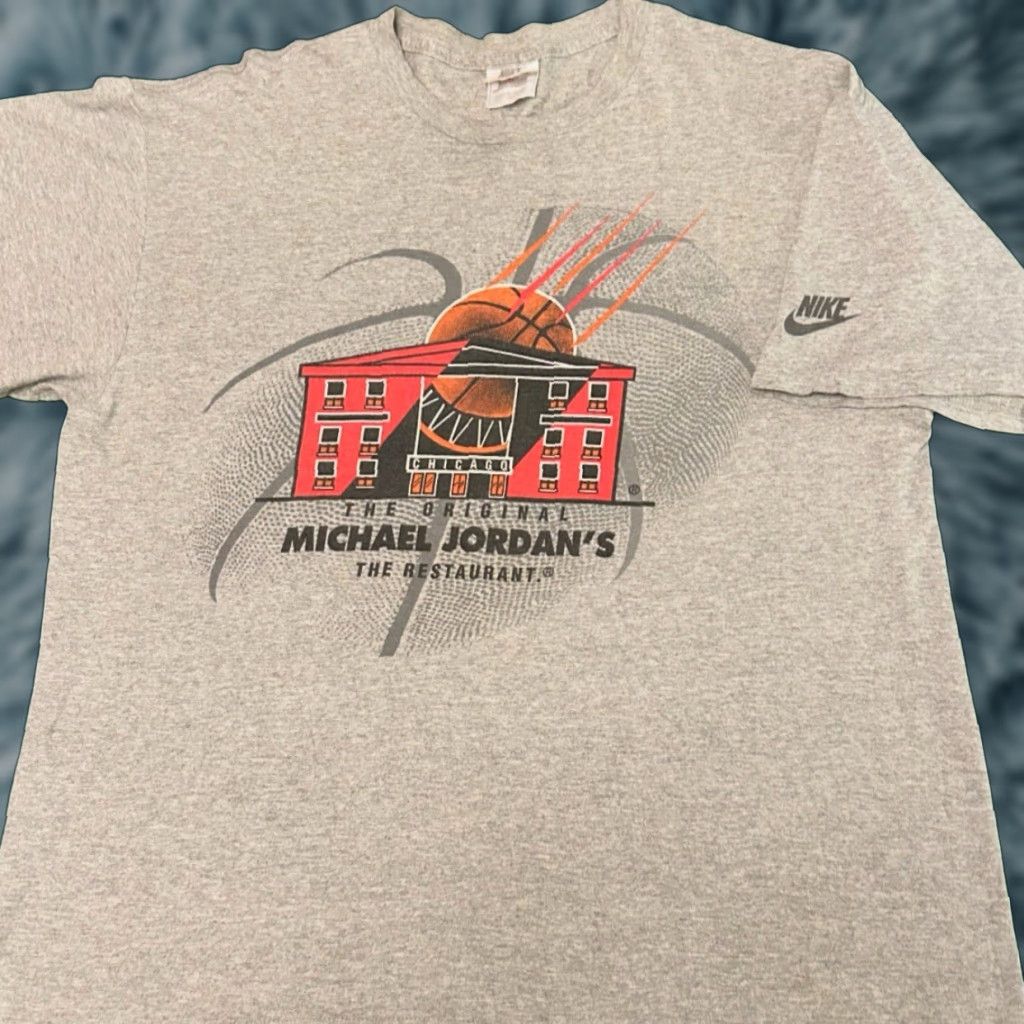 Nike VINTAGE Nike Air Jordan Michael Jordan Restaurant Chicago VTG Shirt Mens XL Gray 90s Sports USA Hip Hop Mens XL Size US XL / EU 56 / 4 - 1 Thumbnail