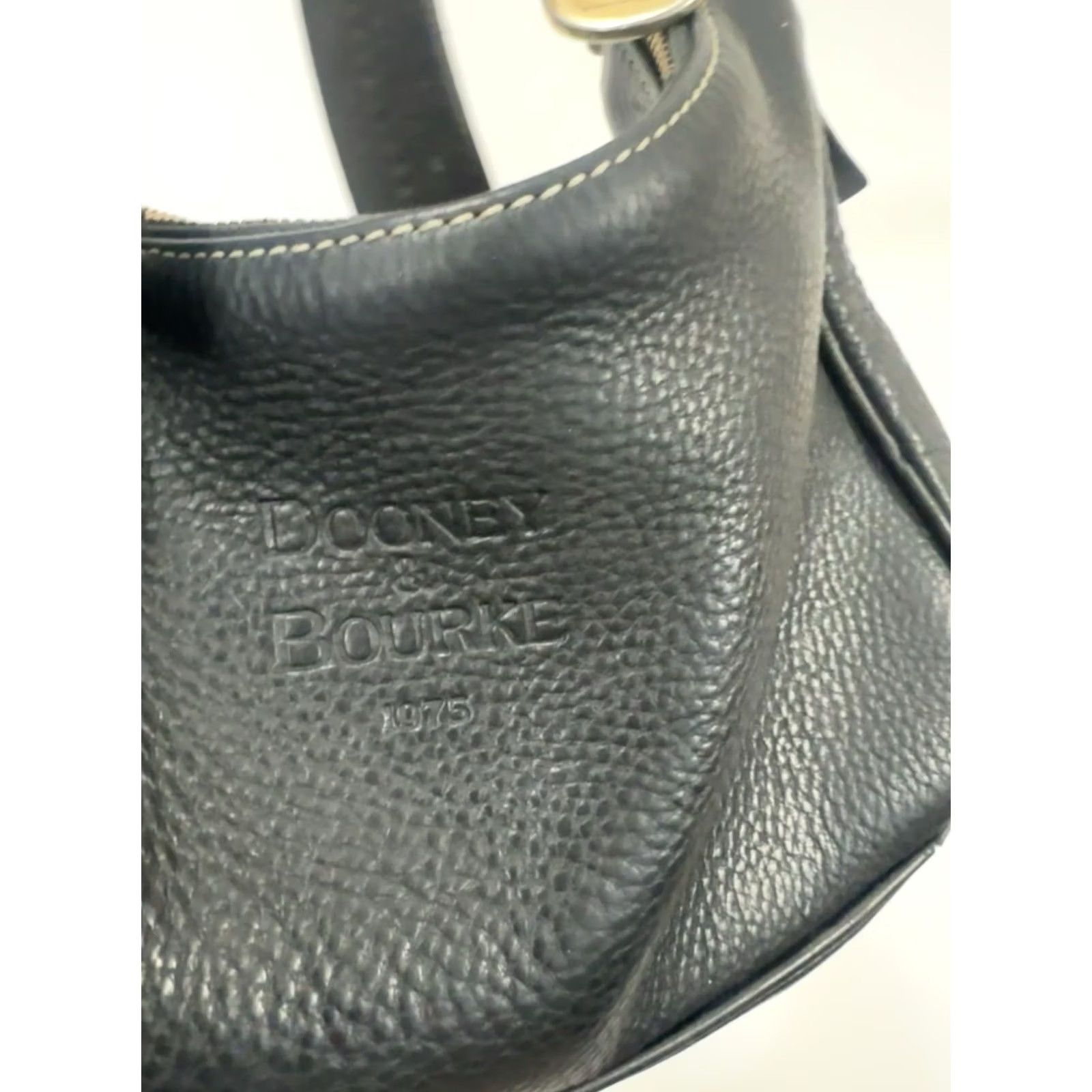 Dooney & Bourke VINTAGE Dooney & Bourke 1975 Black Leather Bag Hand Bag Shoulder Purse Satchel/Top Handle Bag Womens Small Zip Closure Size ONE SIZE - 3 Thumbnail