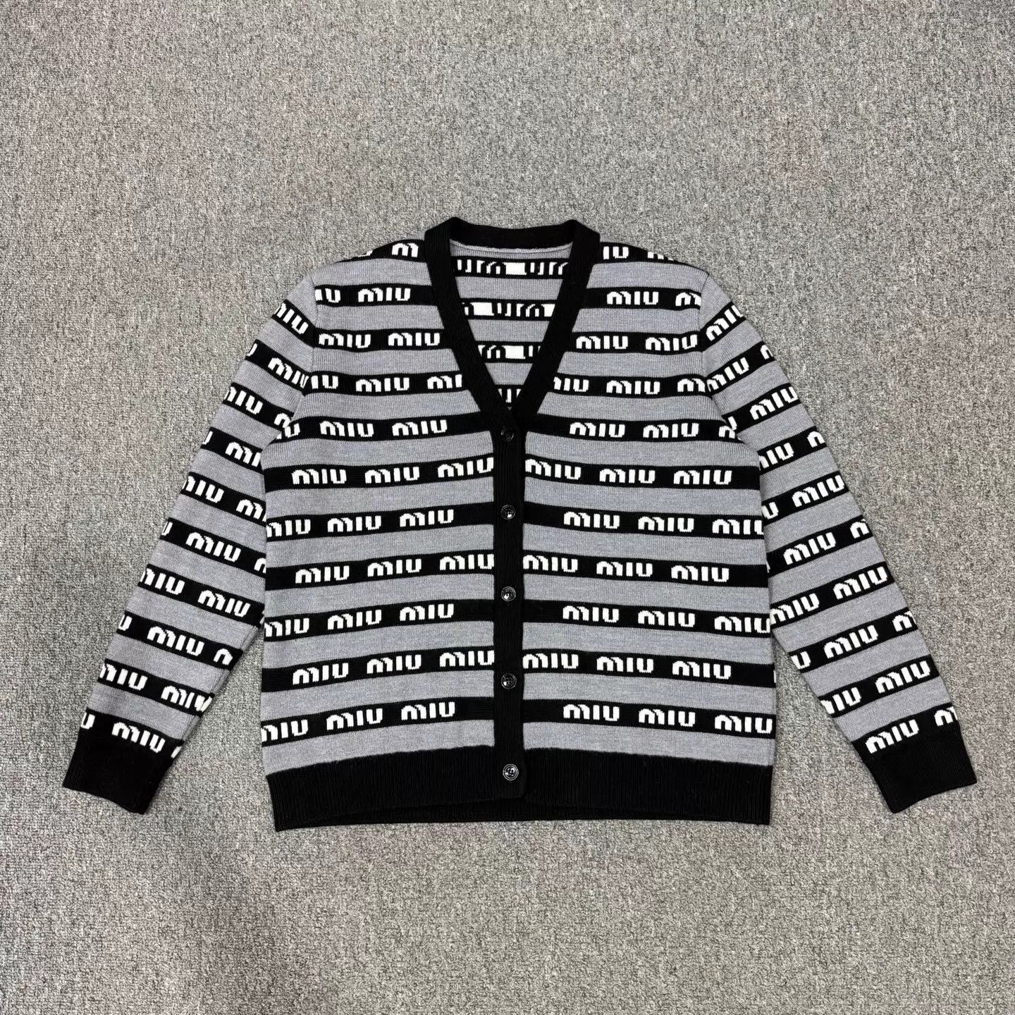 Miu Miu MIU MIU Full Logo Knit Cardigan 36 99 New Size XS / US 0-2 / IT 36-38 - 1 Thumbnail