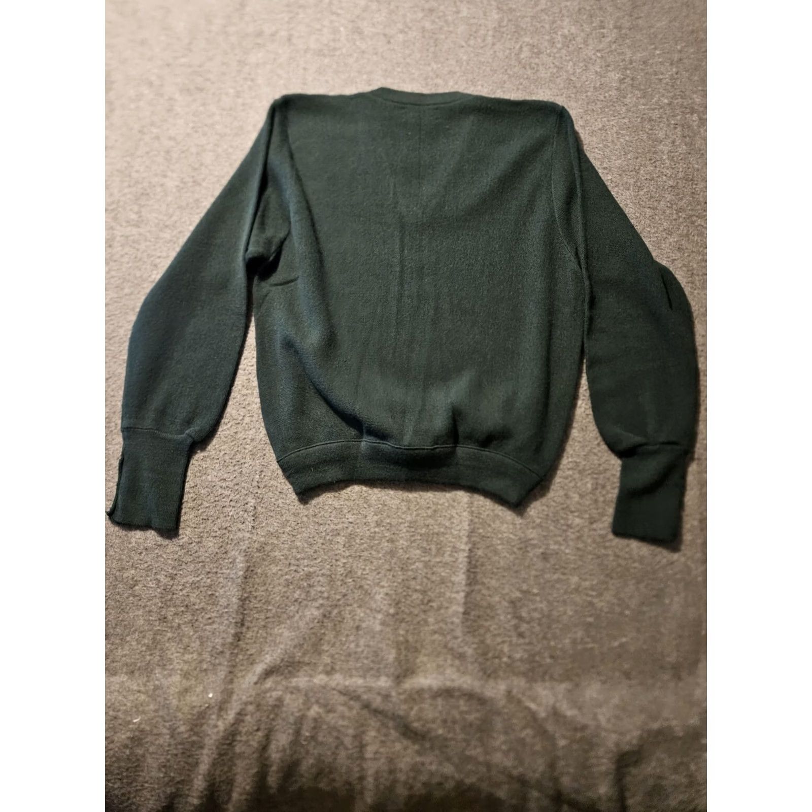 Izod VINTAGE IZOD Pullover Sweater Mens Medium Hunter Green V-Neck 100% Acrylic USA Size US M / EU 48-50 / 2 - 7 Thumbnail