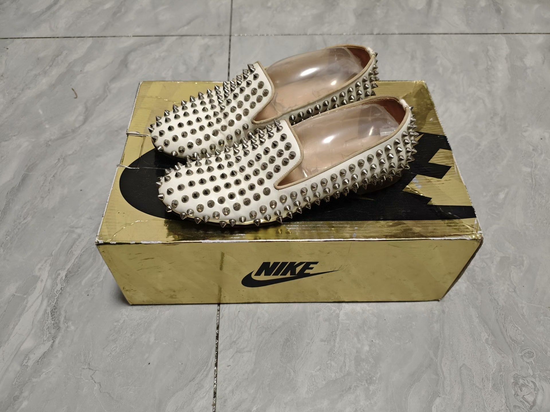 Christian Louboutin Christian Louboutin Casual White Lowtop Sneakers Women Size US 8.5 / IT 38.5 - 1 Thumbnail