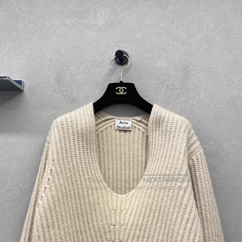 Acne Studios Acne Studios Beige V-neck wool knit, front shorter than ba Size S / US 4 / IT 40 - 4 Thumbnail