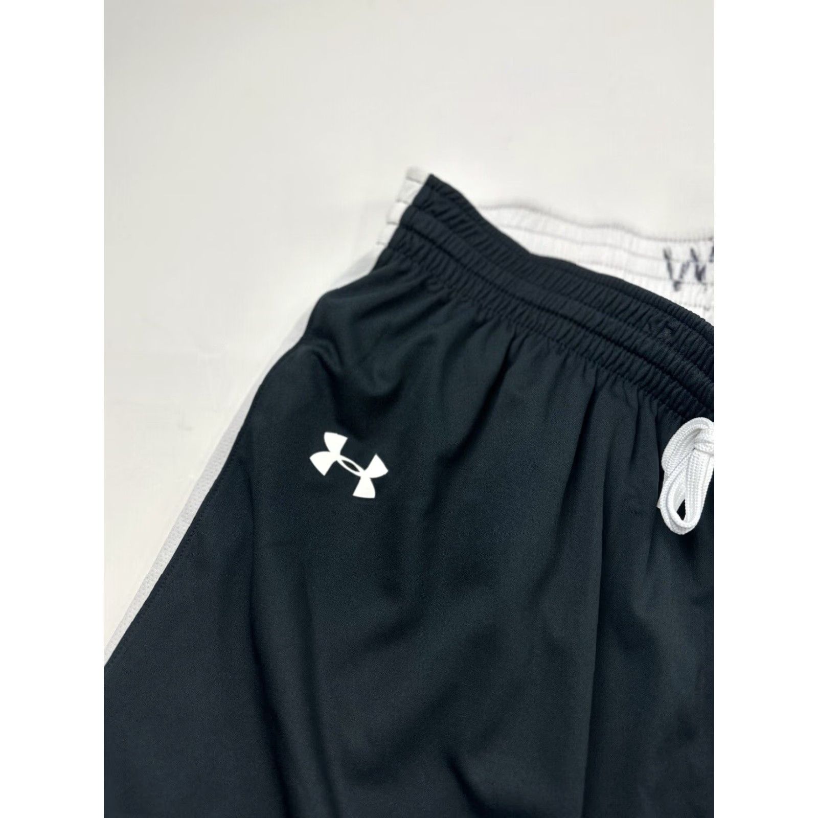Under Armour Under Armour Reversible Basketball Shorts Women's Large Black White Size 36" / US 14 / IT 50 - 3 Thumbnail