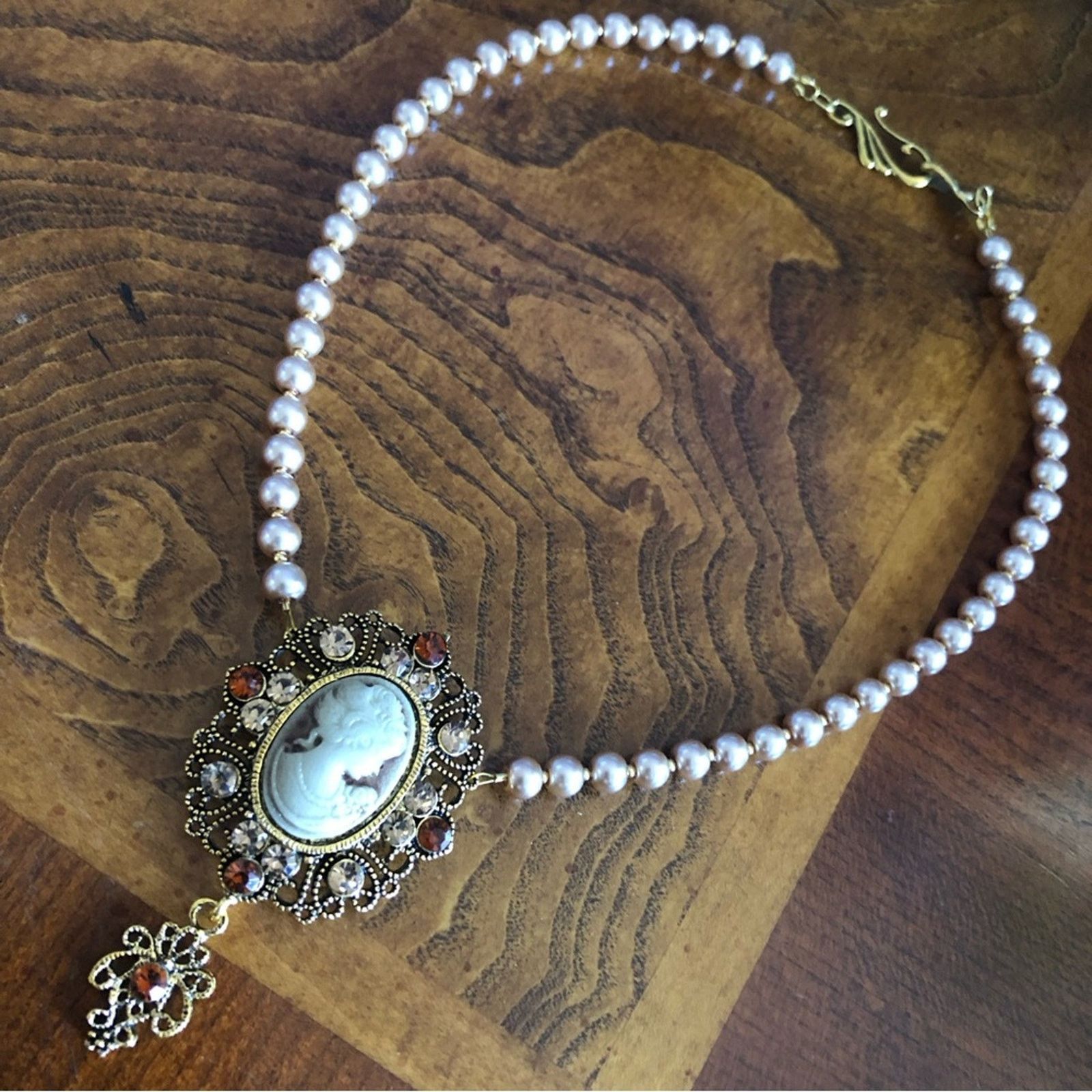 Handmade Handcrafted repurpose victorian lady cameo Pearl necklace Size ONE SIZE - 11 Thumbnail