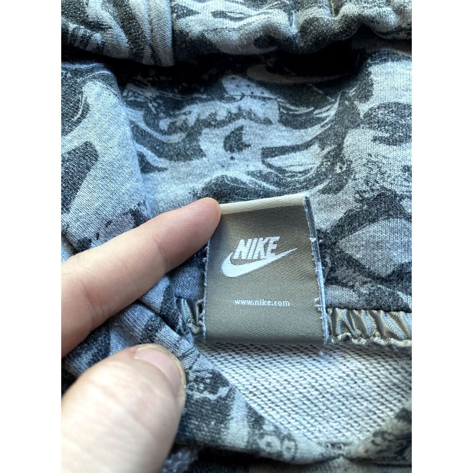 Nike Nike Hoodie Mens Size Large AOP Sweatshirt Gray Camo Pullover Drawstring Swoosh Size US L / EU 52-54 / 3 - 7 Thumbnail