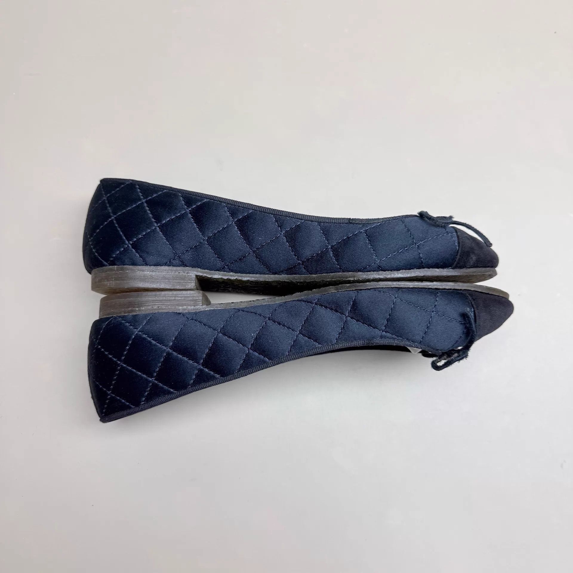 Chanel CHANEL Navy Blue CC Quilted Low Heel Shoes 37 Size US 6.5 / IT 36.5 - 4 Thumbnail