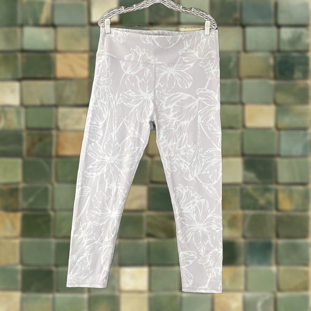 Vintage Women’s 2XL Activewear Yoga Pants Gray Floral Pattern Pants Womens 2XL Activewear Compression Yoga Floral Gray White Size 40" / US 18 - 1 Thumbnail