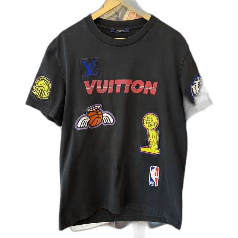 LOUIS VUITTON NBAコラボ Tシャツ ブラック XXLサイズ 9756 Louis Vuitton NBA Black & White Logo T-Shirt – Savonches