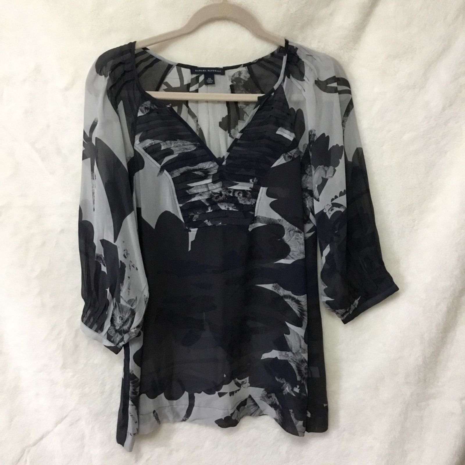 Banana Republic Banana Republic Black Flower Sheer Long Sleeve Size XS / US 0-2 / IT 36-38 - 1 Thumbnail