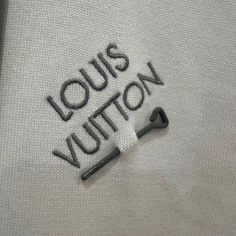 Louis Vuitton Louis Vuitton Embroidered logo pin on chest short sleeves Size US M / EU 48-50 / 2 - 4 Thumbnail