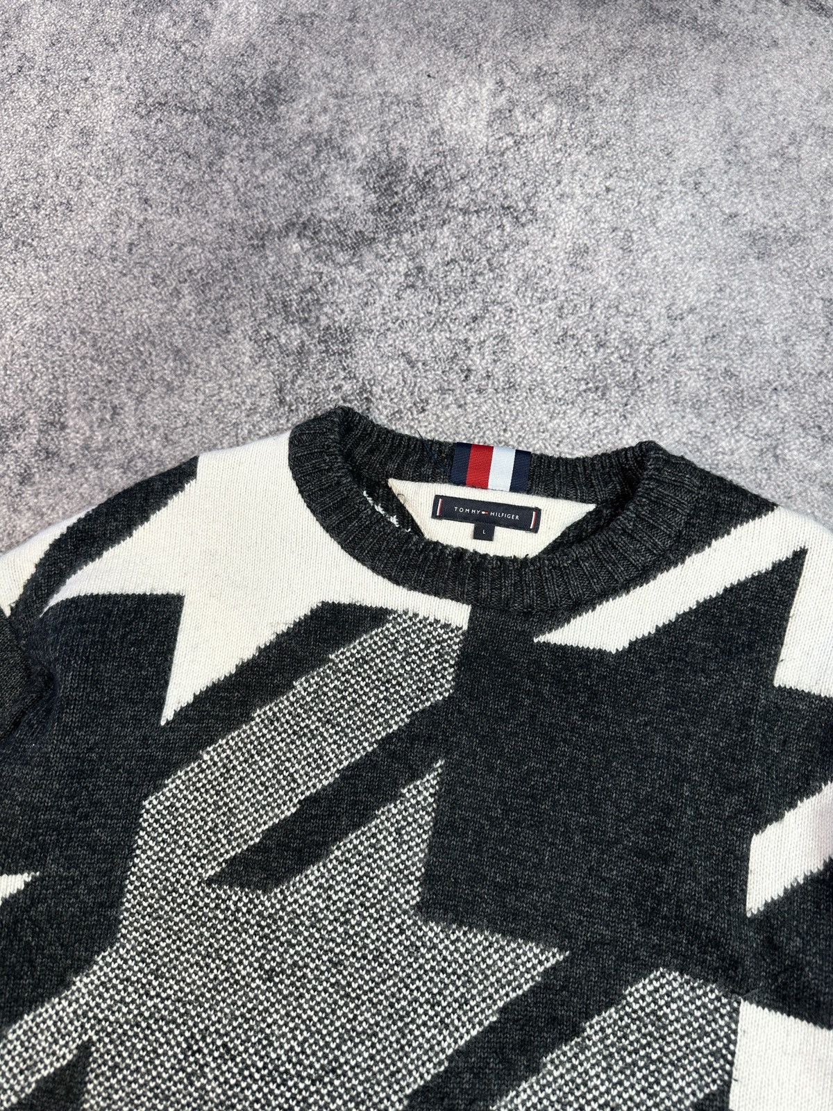 Tommy Hilfiger Y2K Tommy Hilfiger Logo Sweater Avant Garde Style Rare L USA Size US L / EU 52-54 / 3 - 2 Thumbnail