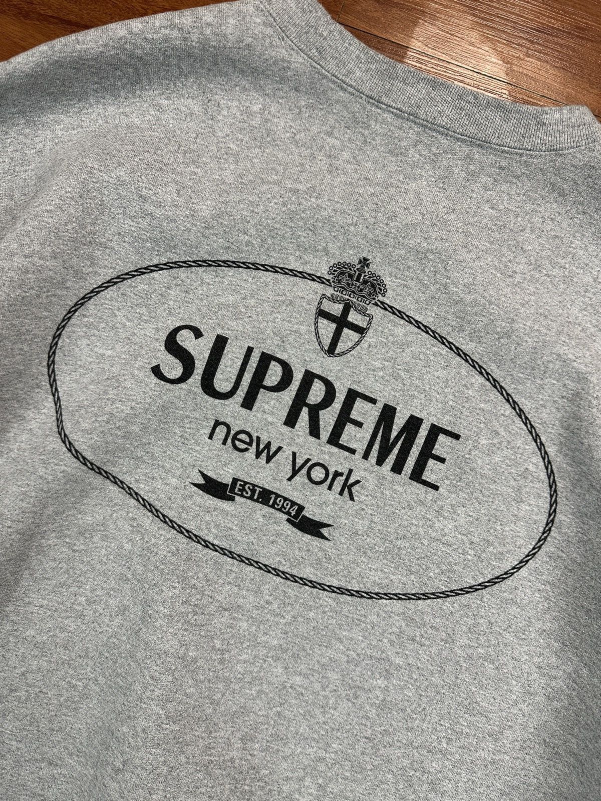 Supreme SUPREME OVAL CREST CREWNECK Size US M / EU 48-50 / 2 - 7 Thumbnail