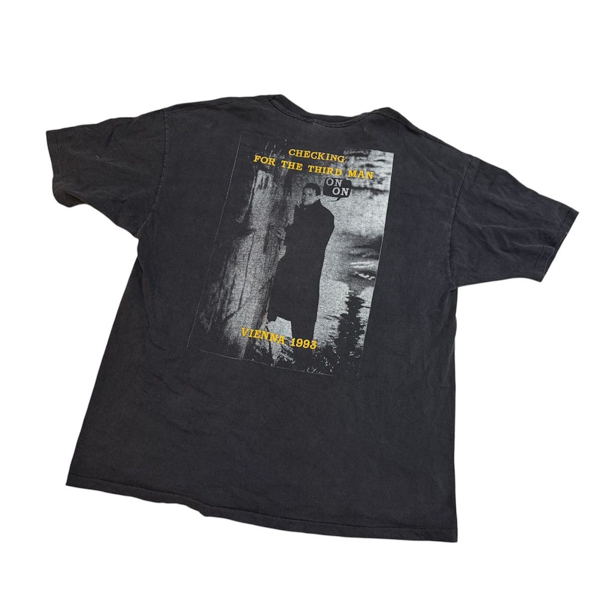 Vintage Vintage 90s Orson Welles The Third Man T Shirt Film Noir Size US XL / EU 56 / 4 - 2 Thumbnail