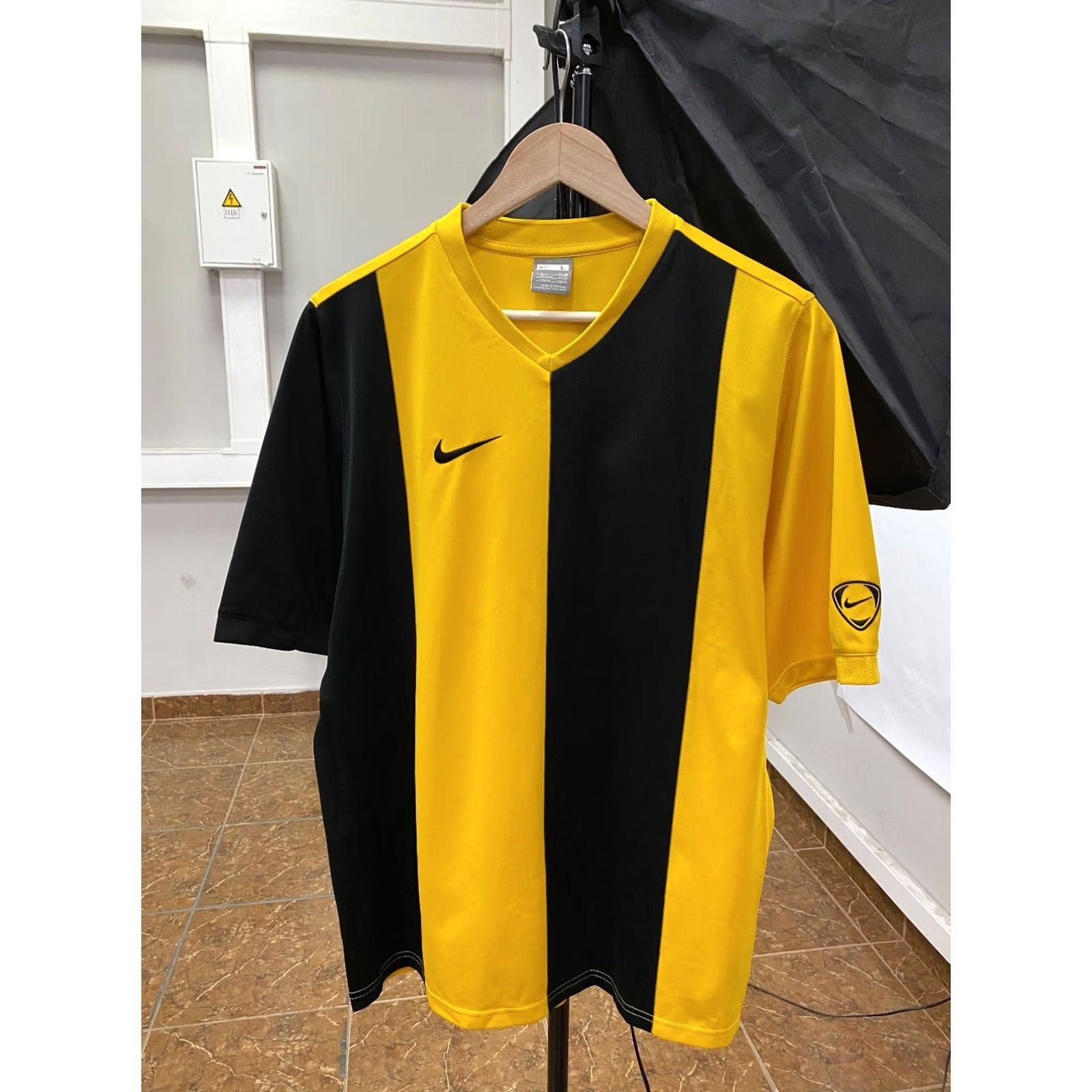Nike VINTAGE Nike Total Ninety T-Shirt 90s Mens L Black Yellow 90s Nike Shirt Mens T-Shirt Size US L / EU 52-54 / 3 - 2 Thumbnail