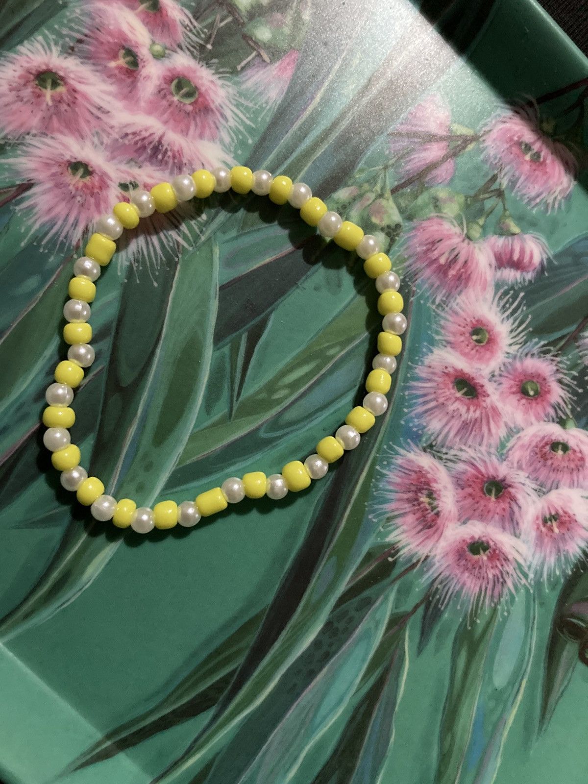 Handmade Yellow and faux pearl beaded bracelet Size ONE SIZE - 2 Thumbnail