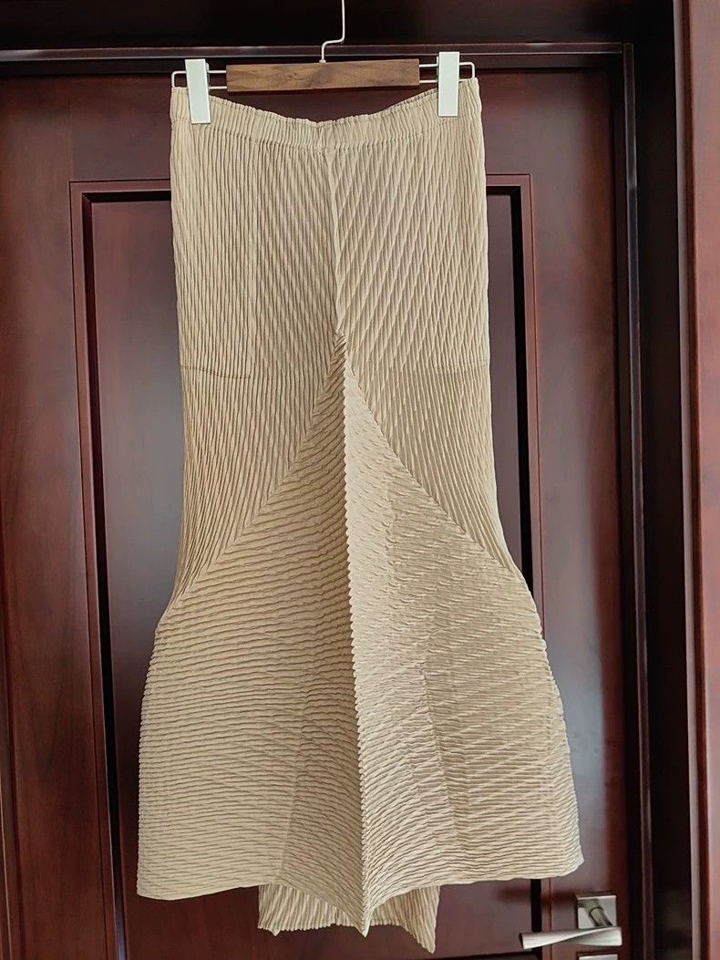 Issey Miyake Issey Miyake size:2 Beige new fish-scale skirt Size 23" - 4 Thumbnail