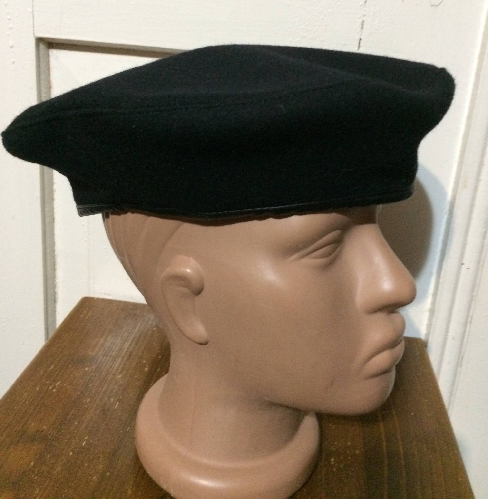 Vintage Vintage Black beret, Switzerland, size 57 Size ONE SIZE - 1 Thumbnail