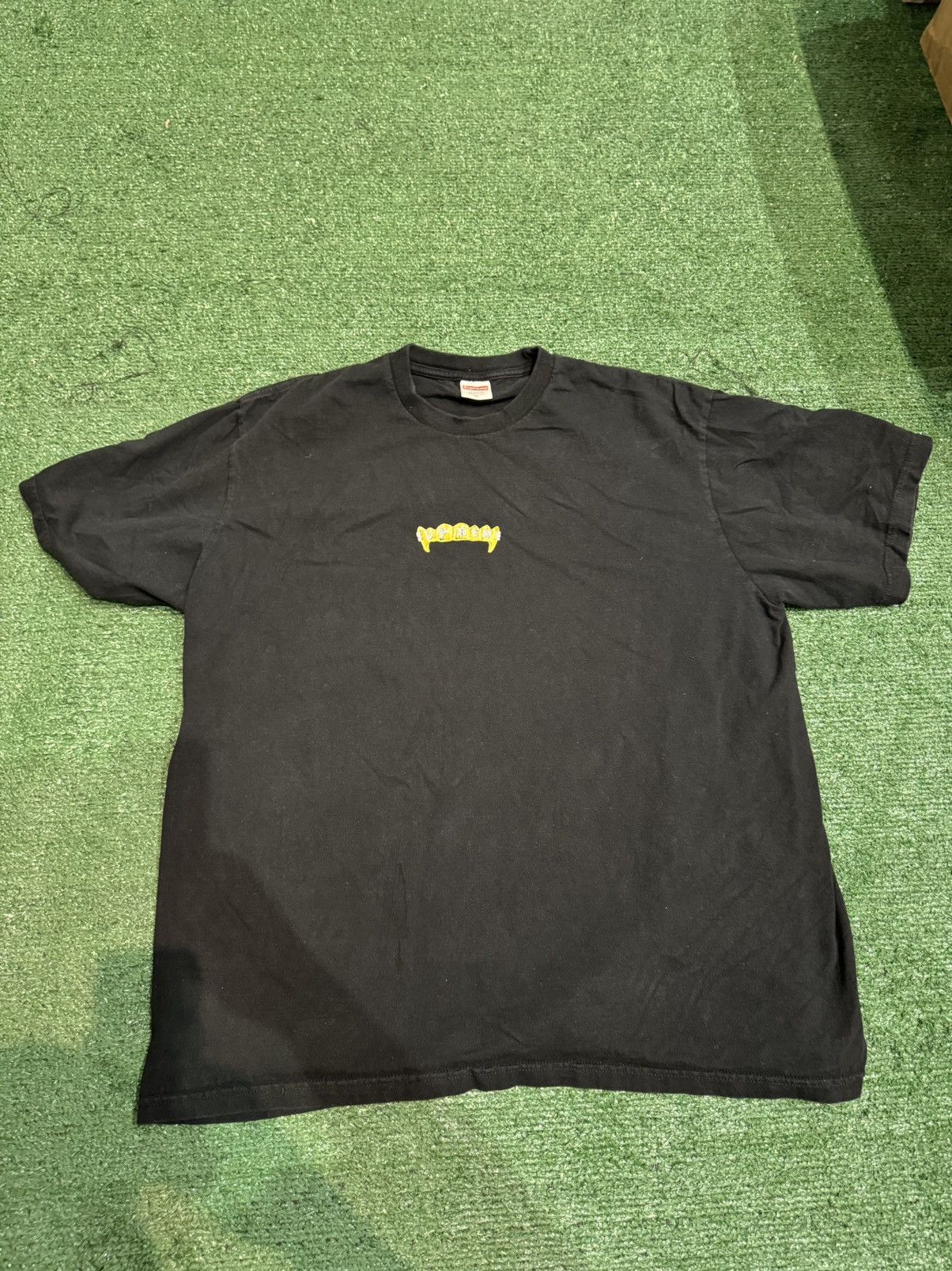 Supreme Supreme SS19 Gold Fangs Tee Size US XL / EU 56 / 4 - 2 Thumbnail