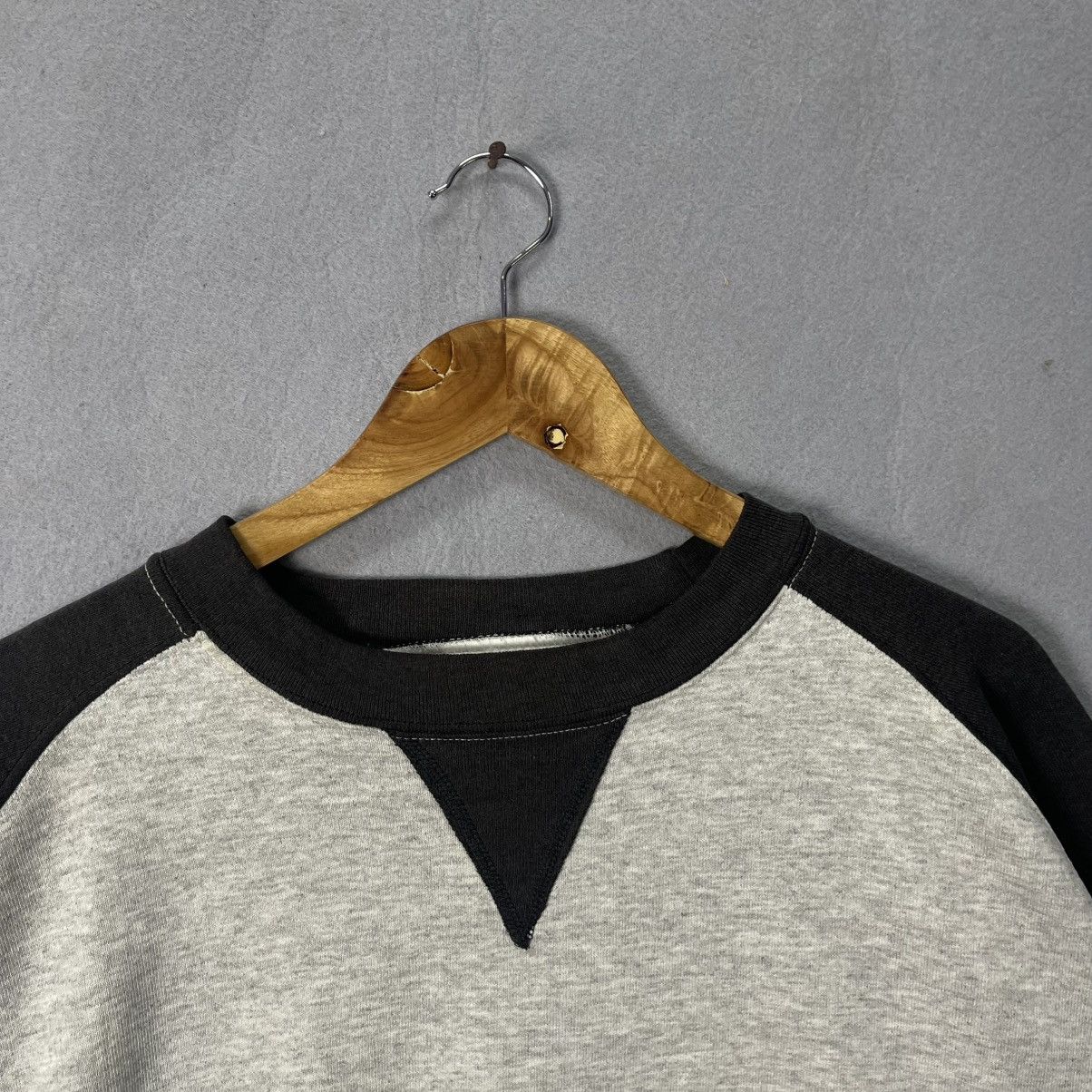 Vintage Vintage 80s Medallion Raglan Crewneck Sweatshirt Gray Black Size US L / EU 52-54 / 3 - 2 Thumbnail